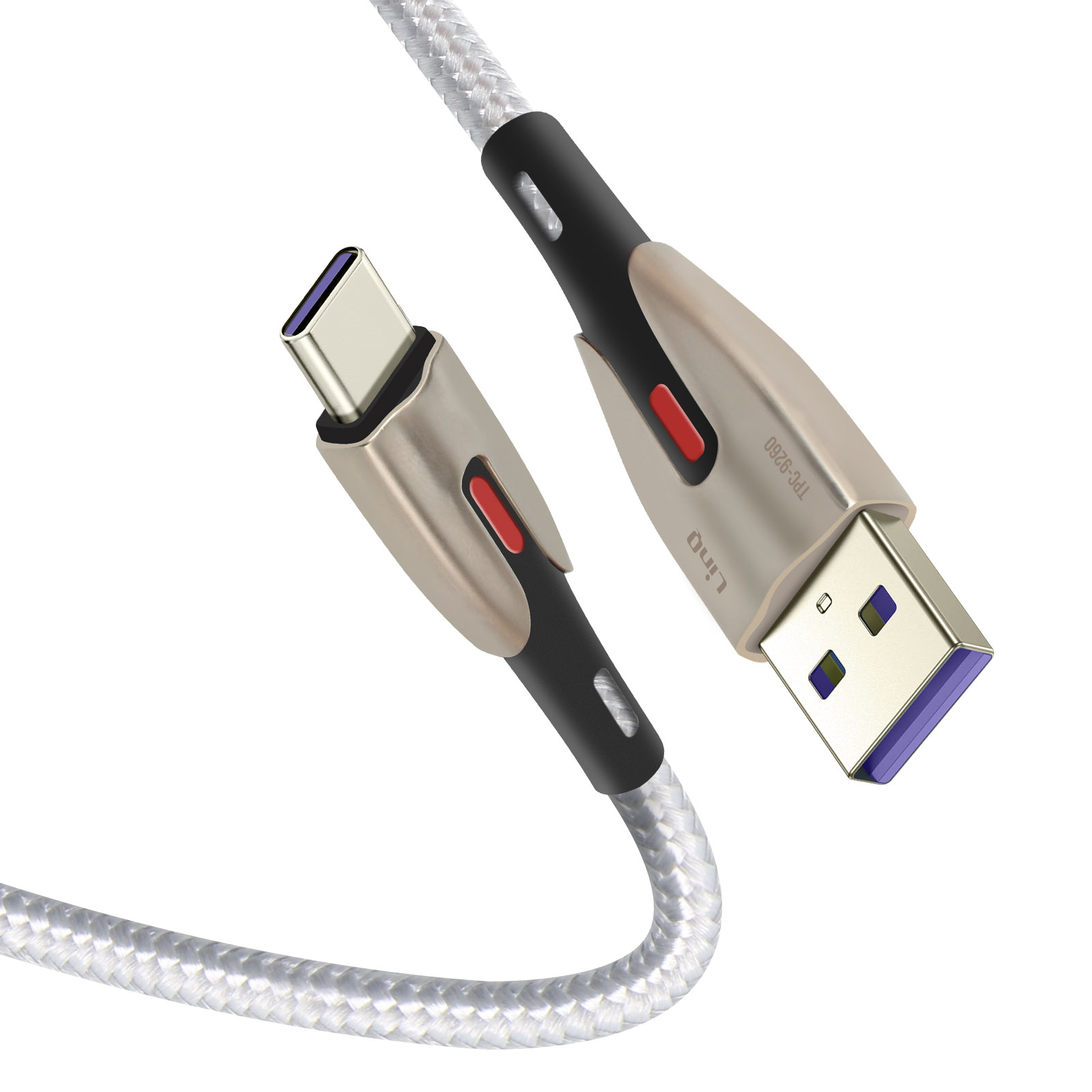 Un cavo di ricarica da USB-C a USB-A con estremità metalliche e un cavo intrecciato argentato su sfondo bianco.