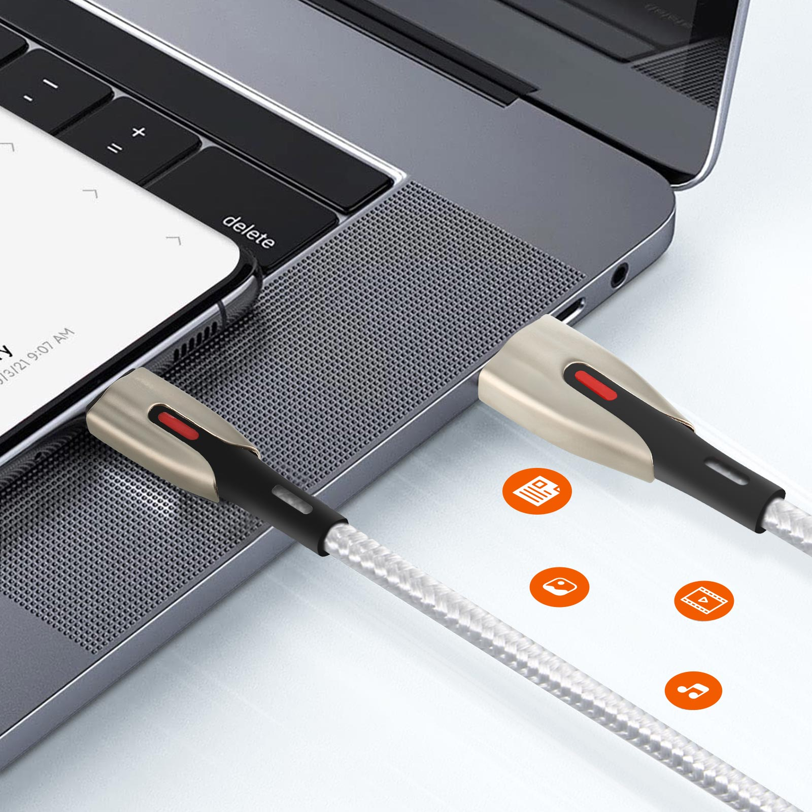 Cavo bianco con connettori USB collegato a un laptop. Le icone sono sul lato destro.