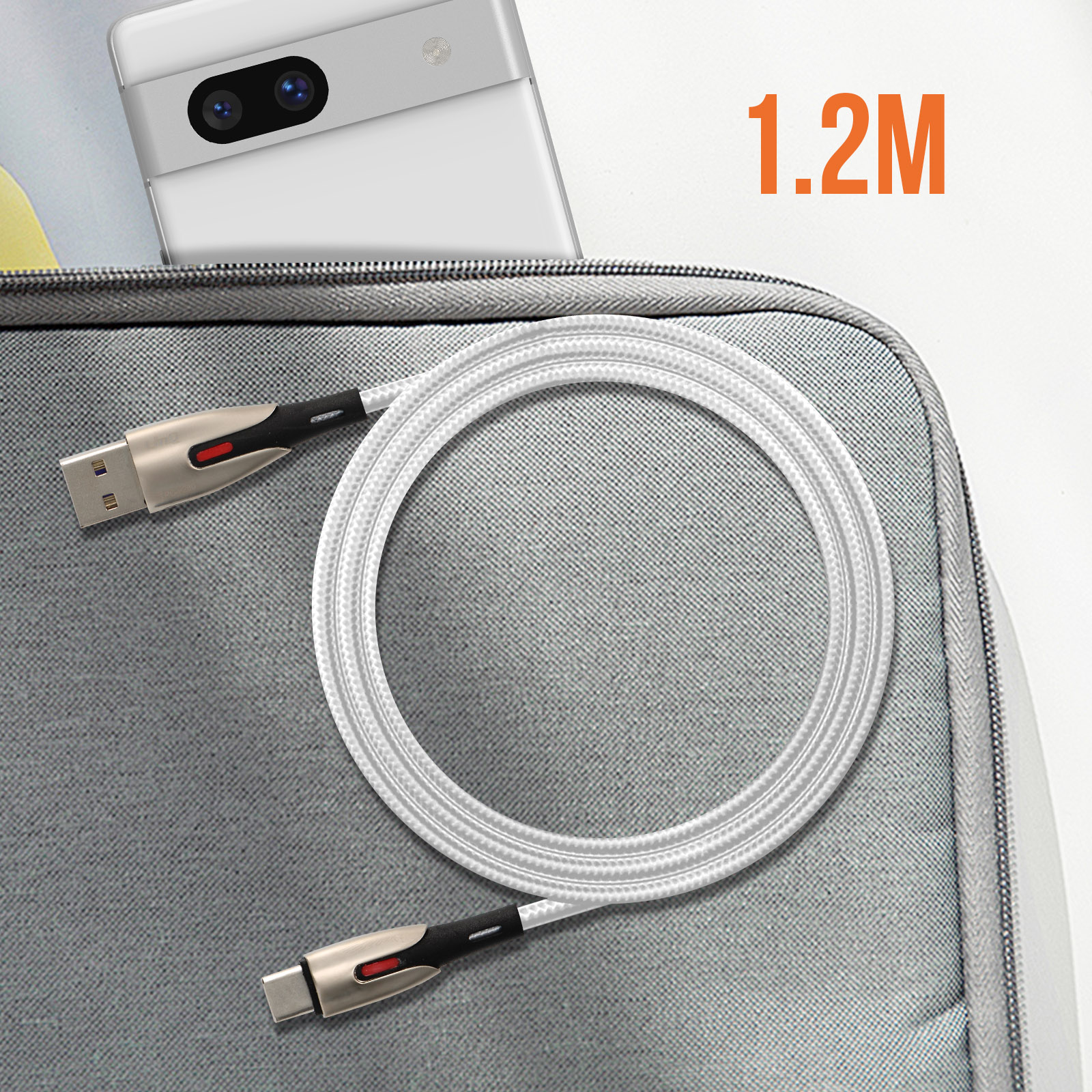Cavo di ricarica bianco con connettori USB e USB-C accanto a un telefono e un laptop.