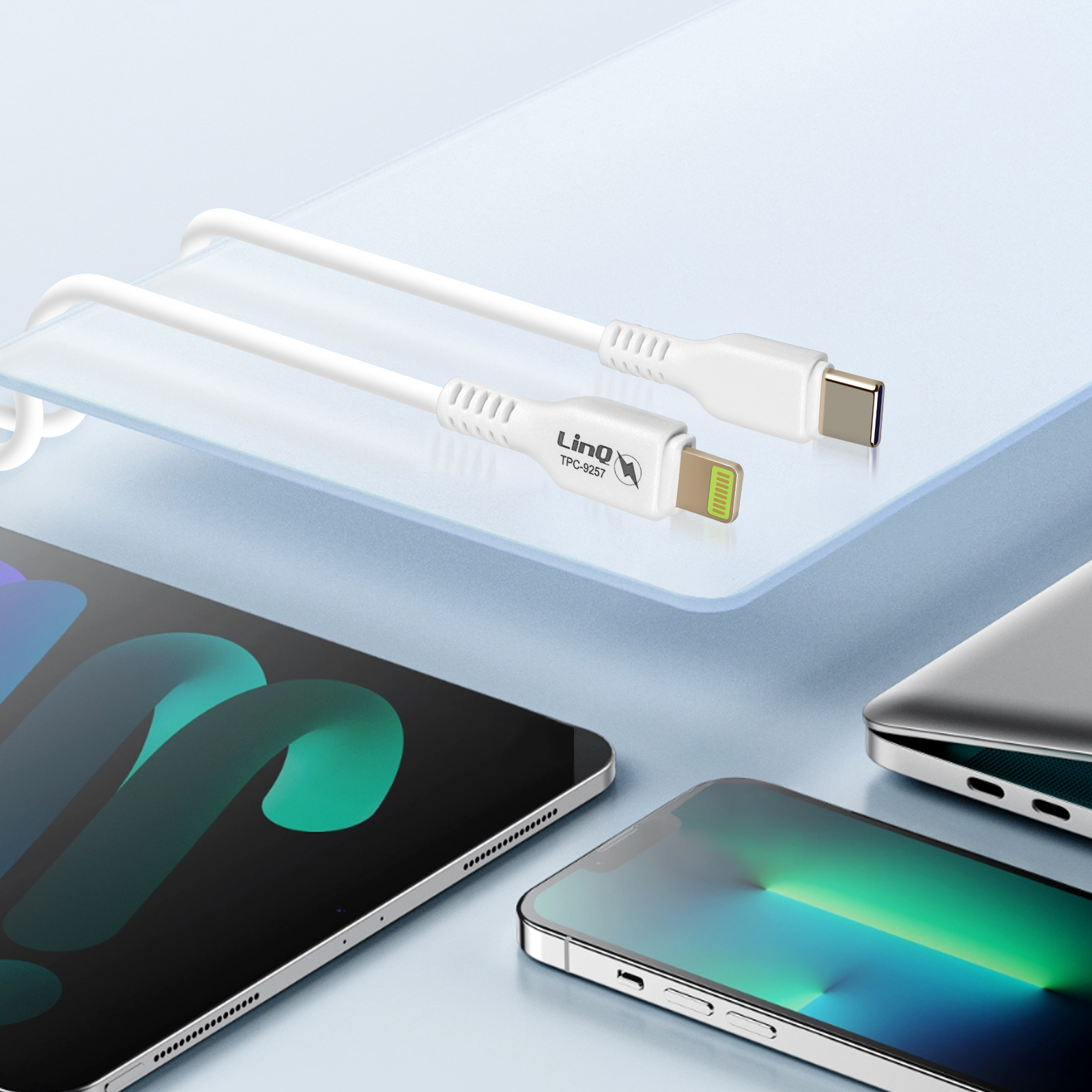 Weiße Kabel, USB-C zu Lightning, nahe Tablet, Telefon und Laptop auf Glasoberfläche.