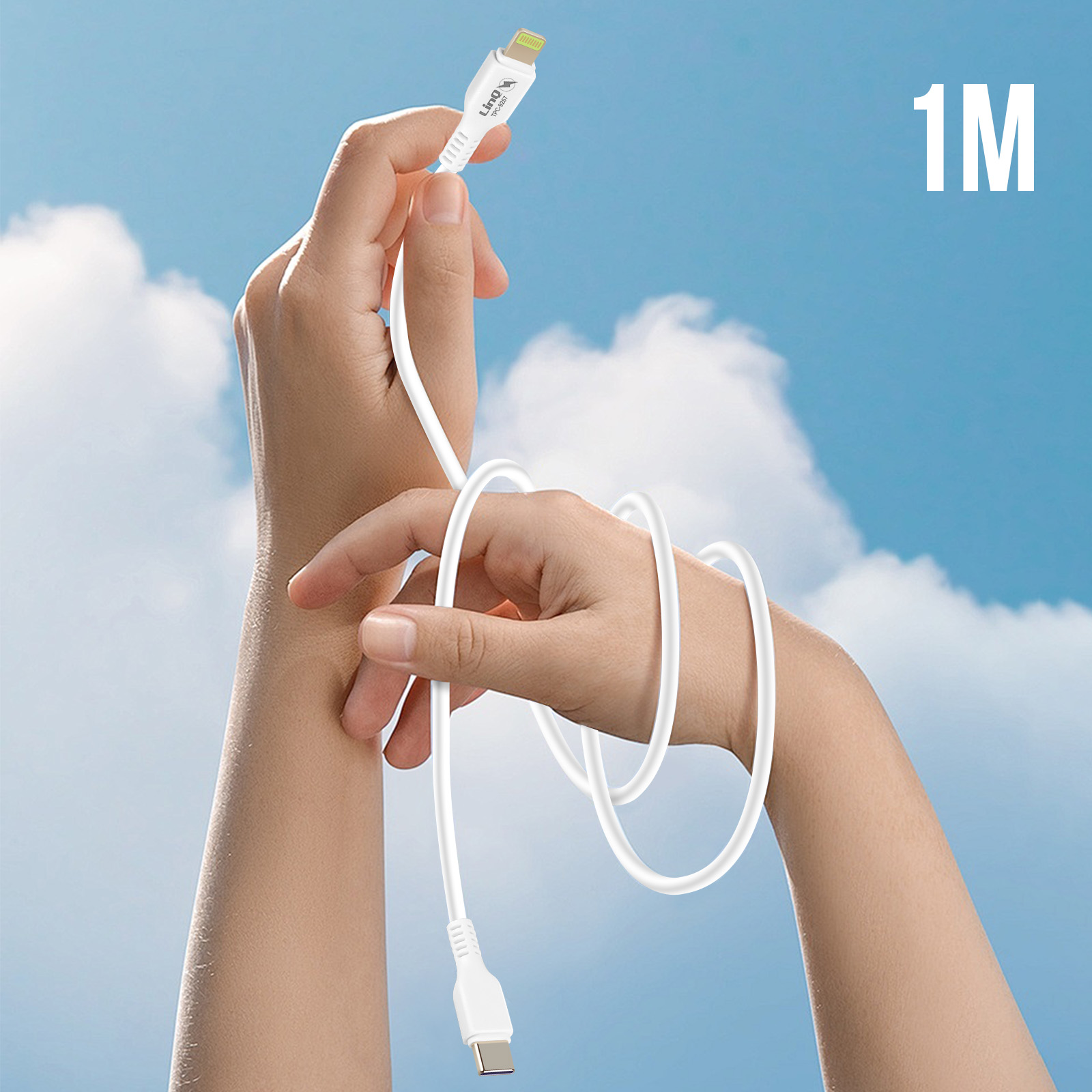Hände halten weißes USB-Kabel, das Schlaufen vor blauem Himmel bildet.