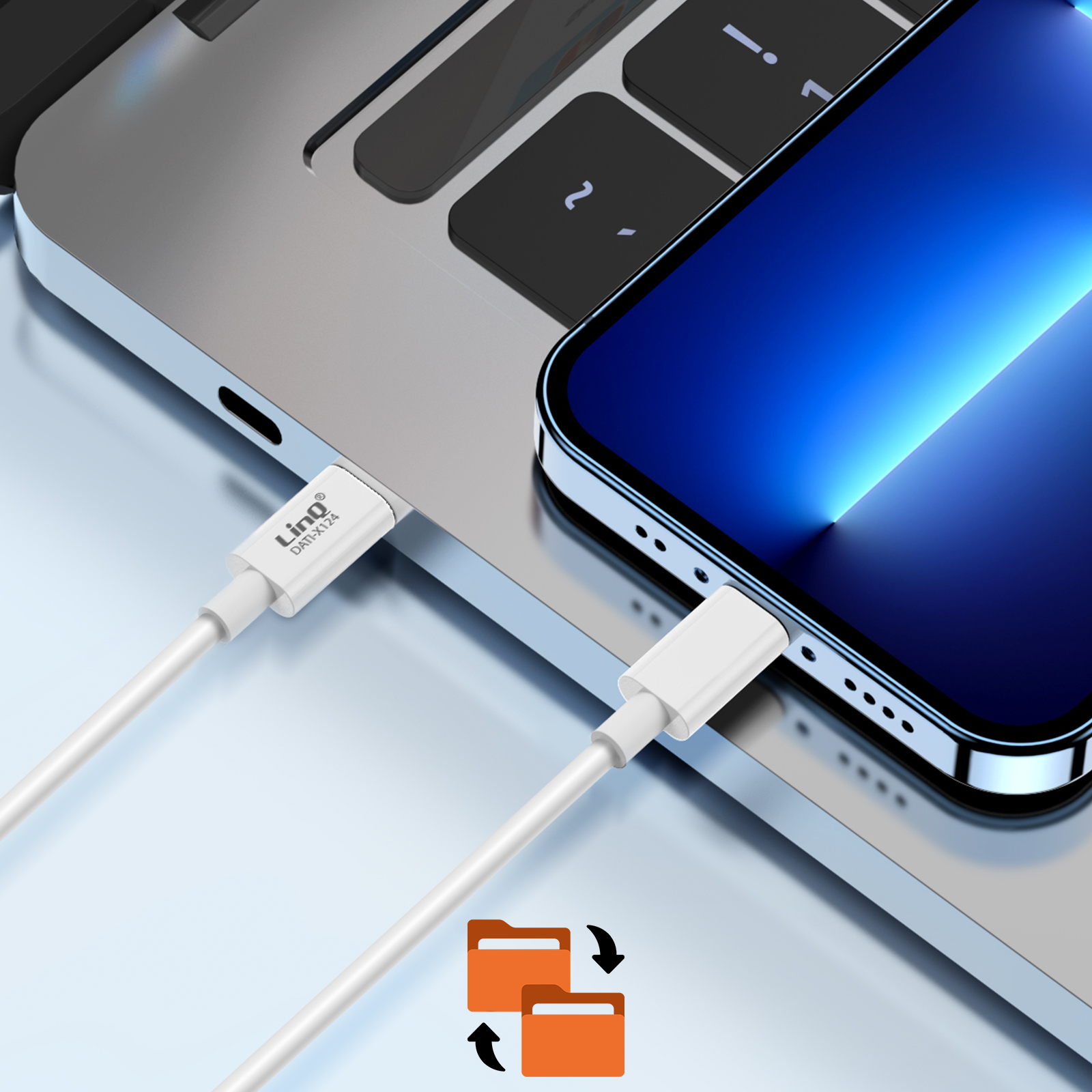 Ein weißes Ladekabel ist an einen Laptop und ein Telefon angeschlossen. Es gibt Dateiübertragungssymbole.