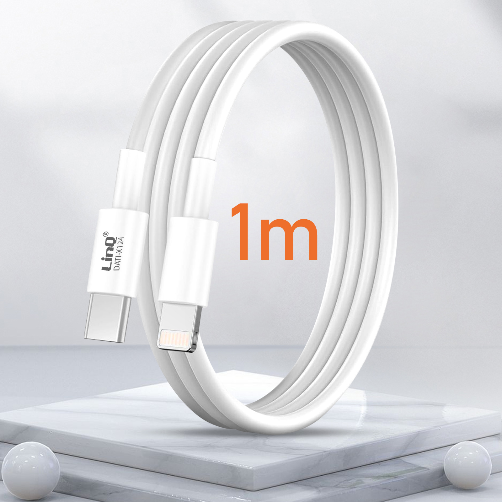 Weißes USB-C-zu-Lightning-Kabel, orangefarbener Text '1m'. Weißer Hintergrund. Zwei weiße Kugeln.