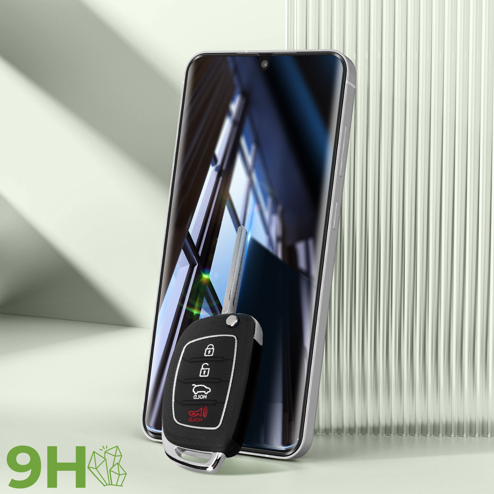 Un telefono con una chiave accanto. Una protezione per lo schermo.