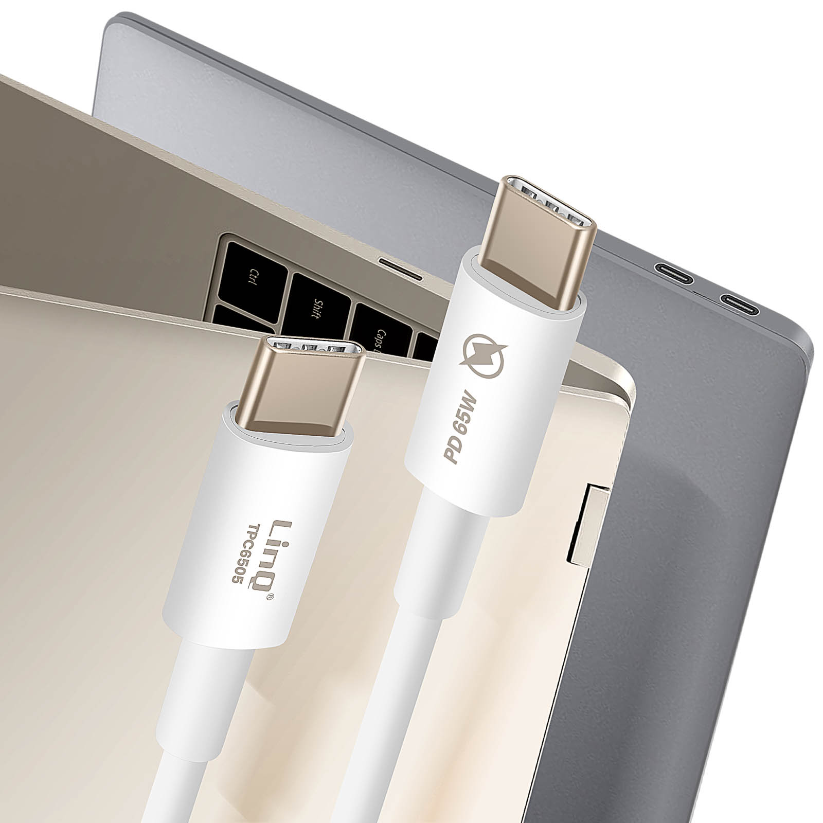Cavo USB-C bianco collegato a un laptop, accanto a un tablet.
