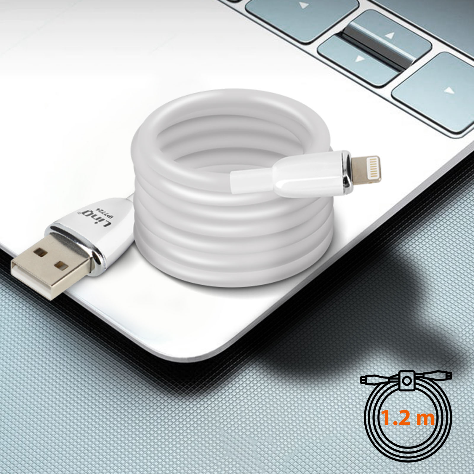 Câble USB blanc enroulé avec connecteur Lightning. Repose sur un ordinateur portable, avec un schéma.