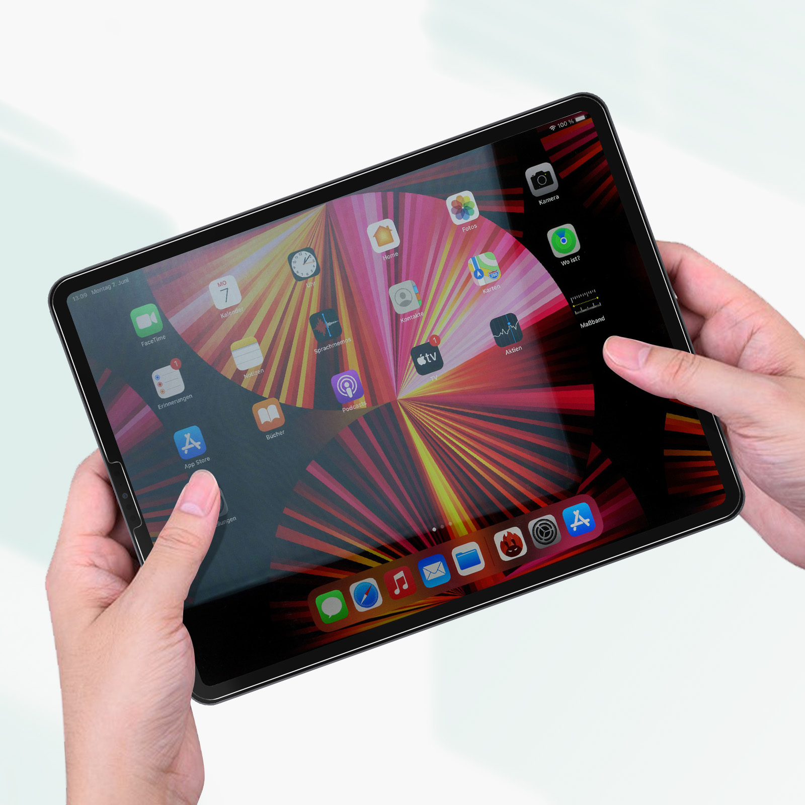 Mani che tengono un tablet. Il tablet mostra uno schermo colorato. Il tablet è una cornice nera.