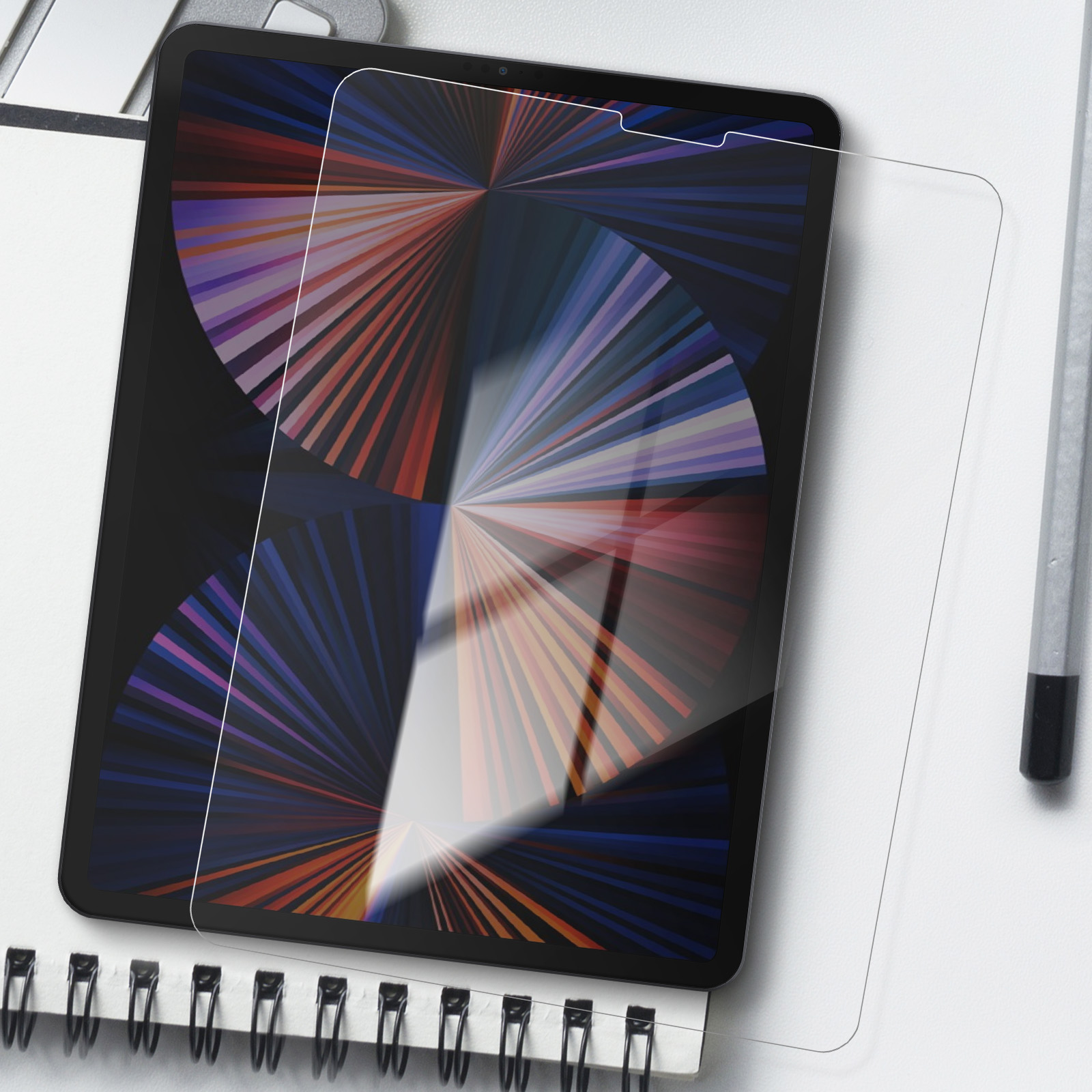 Tablet con protezione schermo. Tablet su una superficie bianca con protezione schermo e matita.