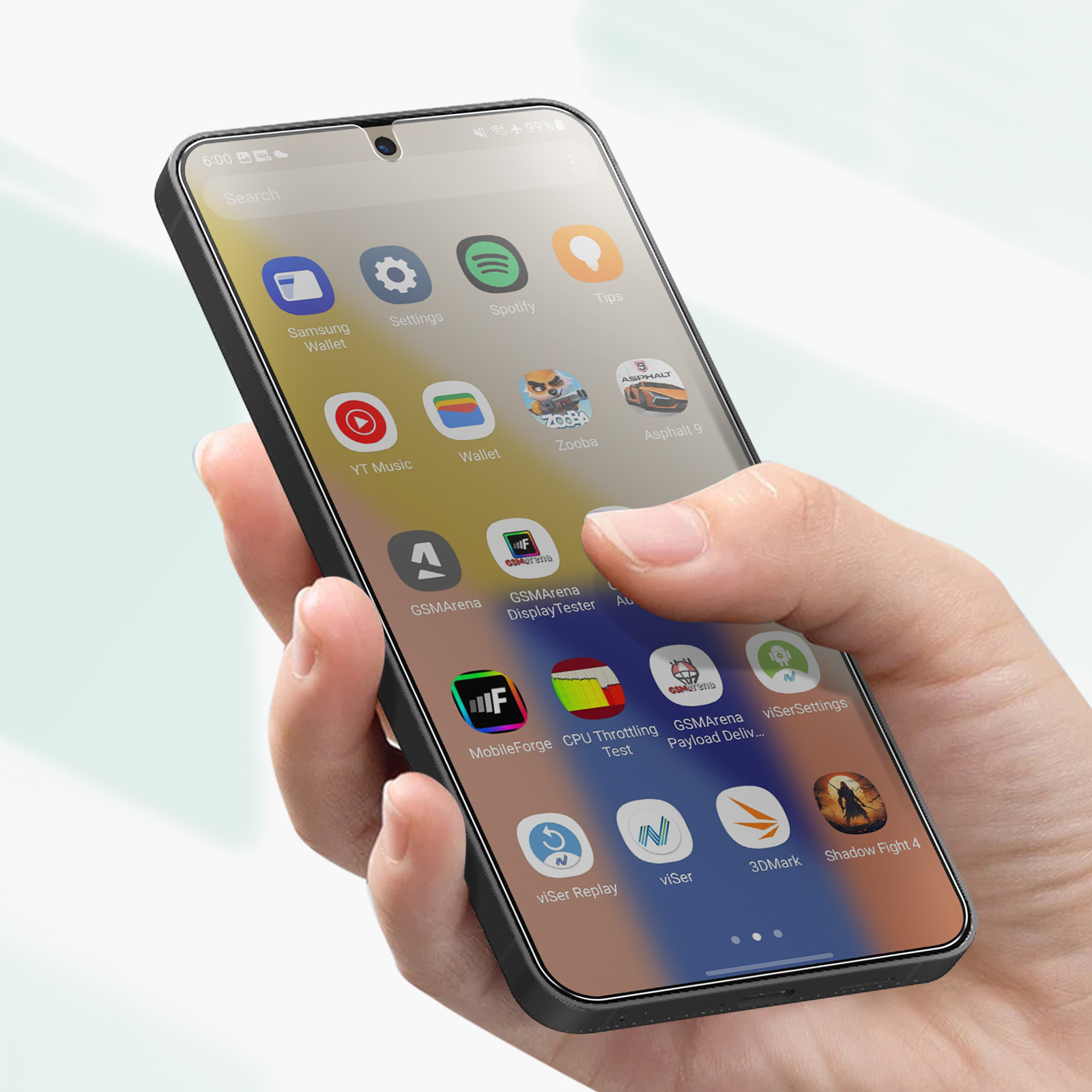 Persona che tiene un telefono con app visualizzate sullo schermo.
