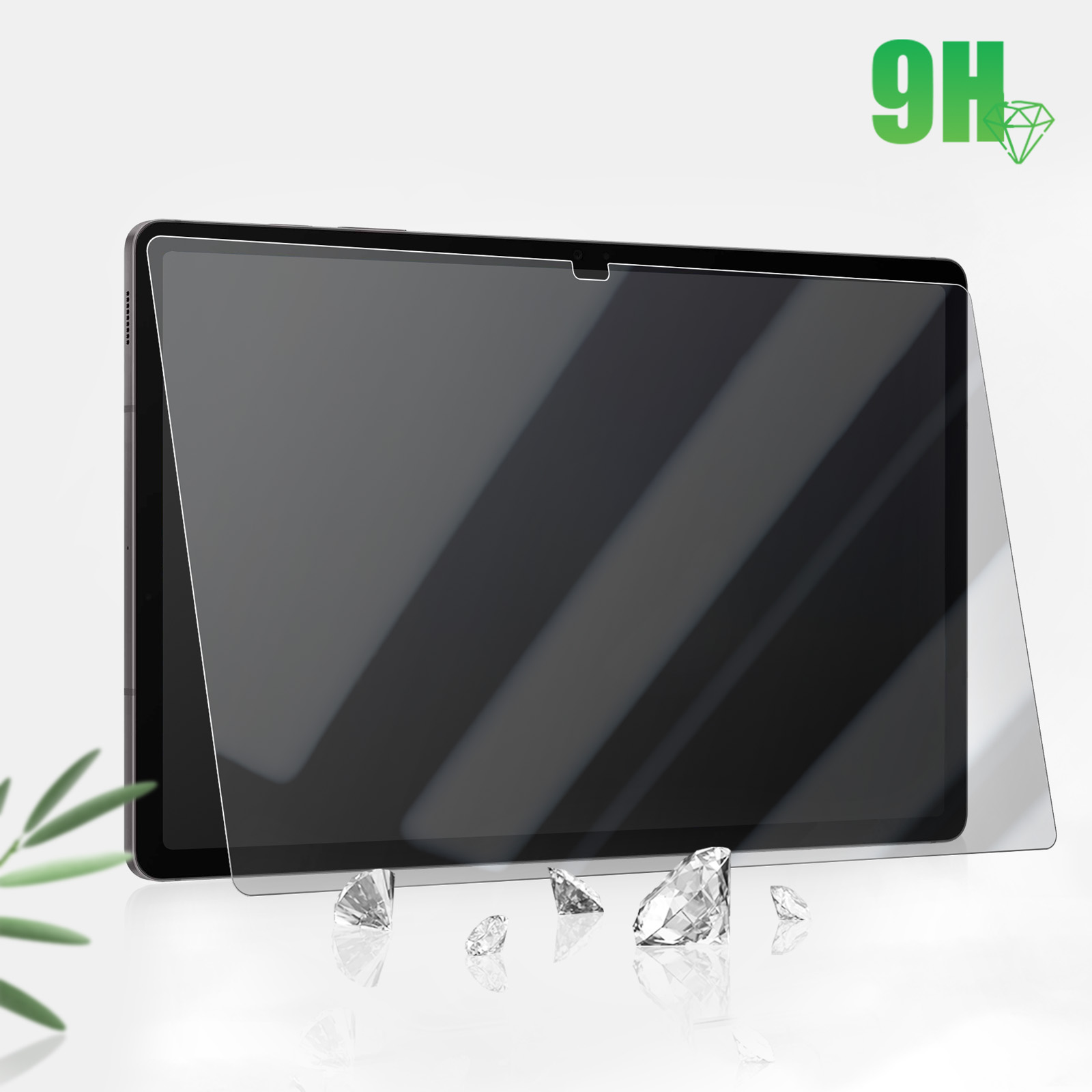 Un tablet con protezione schermo e frammenti di vetro sparsi, su sfondo chiaro.