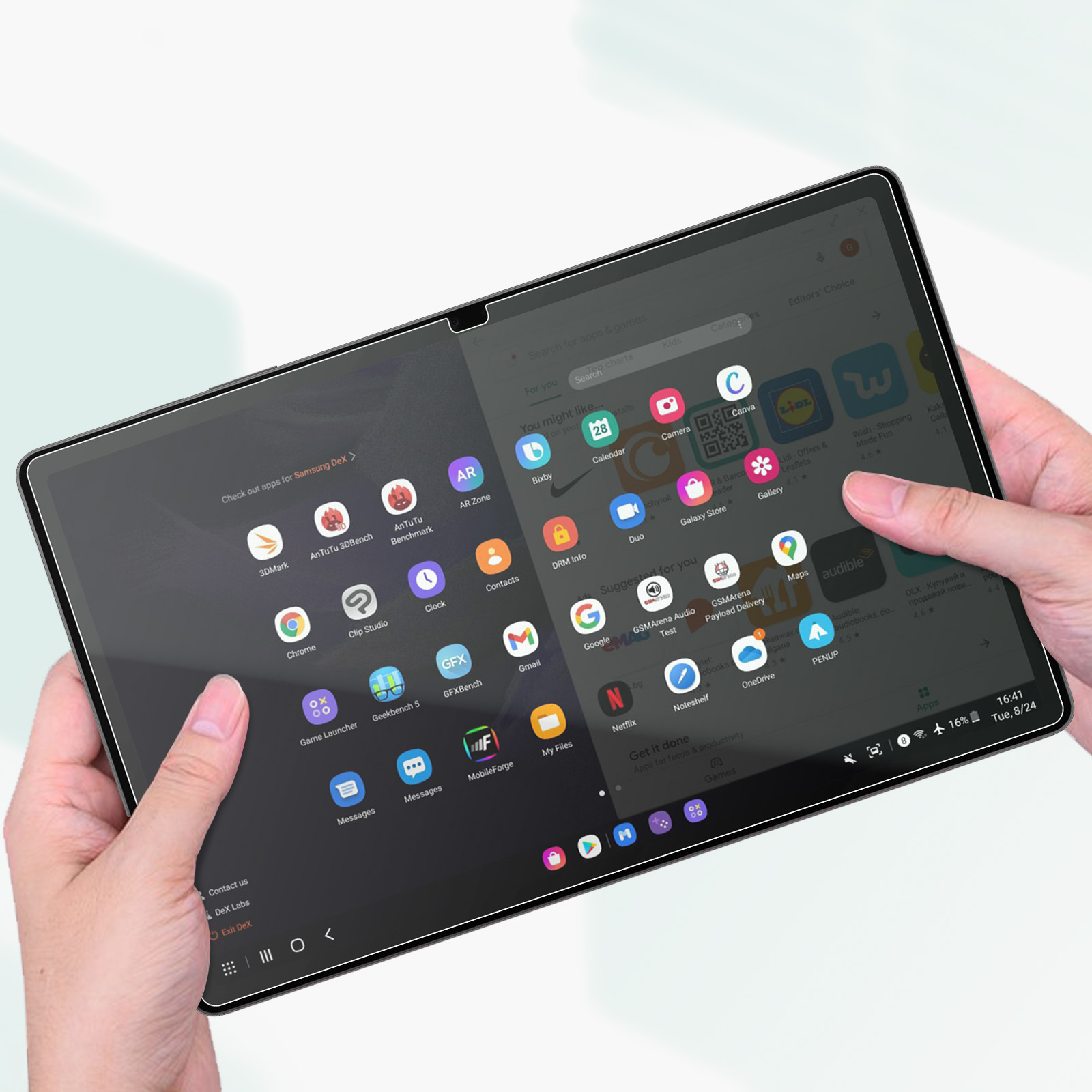 Un tablet che mostra icone di app, tenuto in mano. Lo schermo mostra icone di app per varie applicazioni.