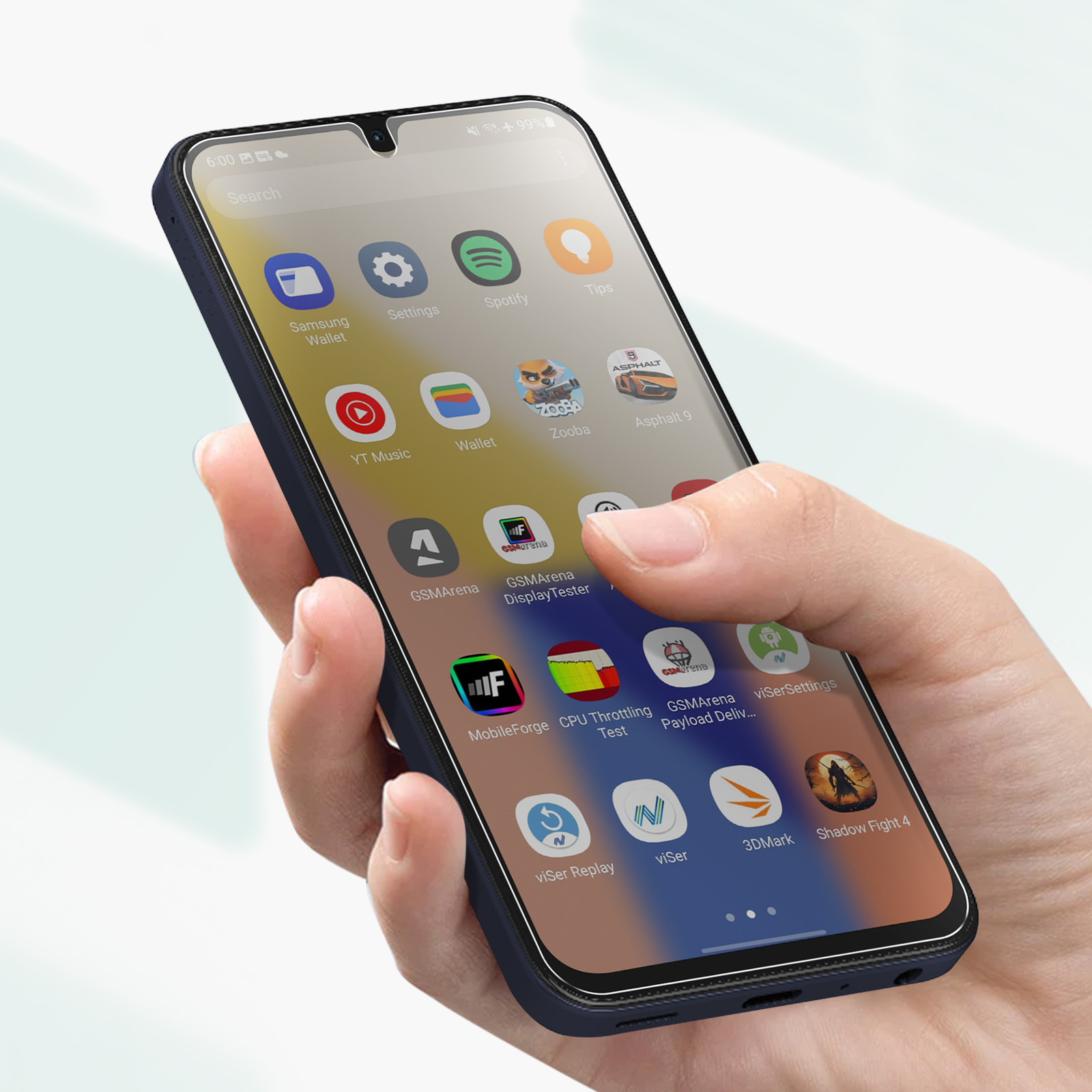 Mano che tiene un telefono blu scuro che mostra icone di app. Sfondo sfocato, interno.