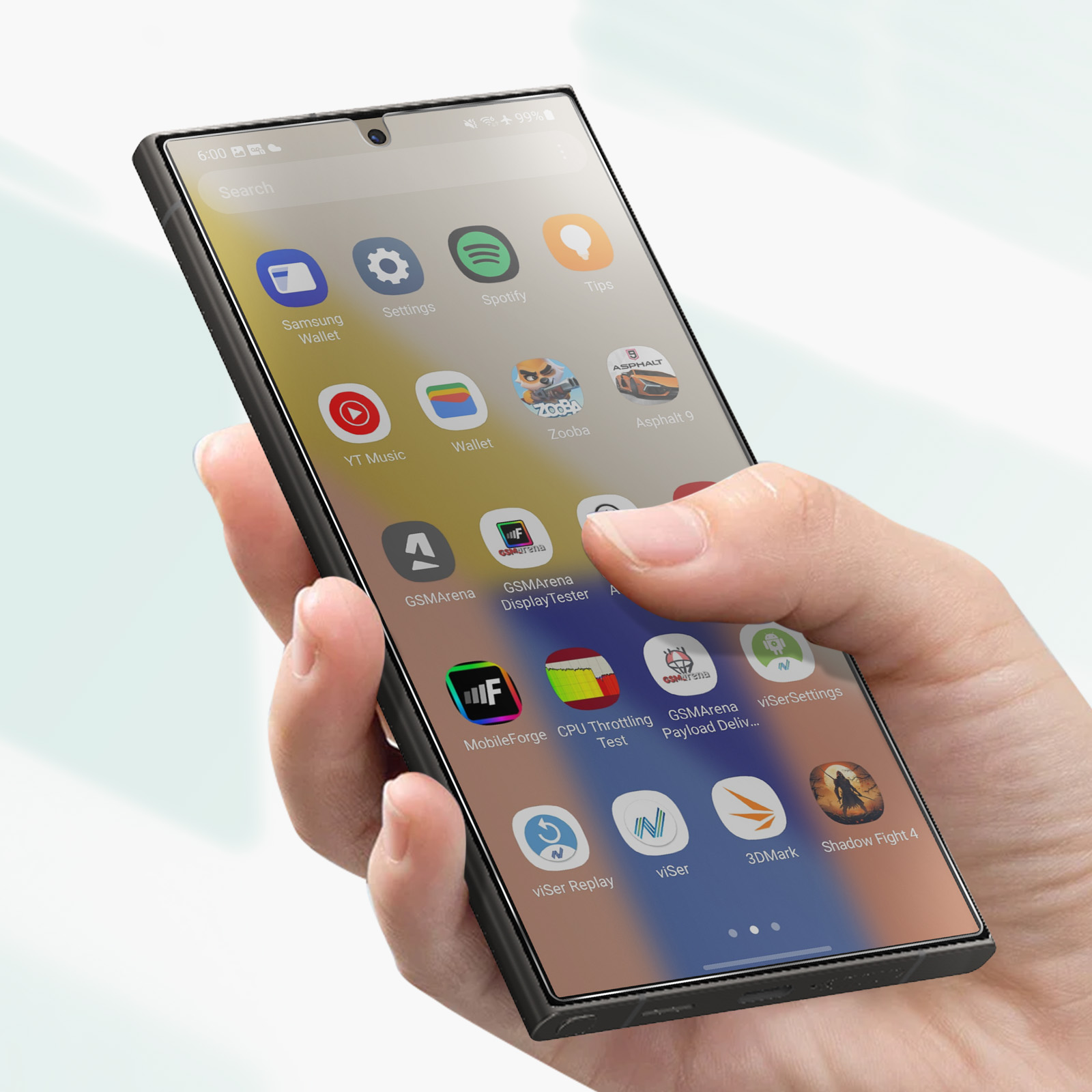 Mano che tiene uno smartphone nero con icone di app. Il telefono ha una fotocamera ed è grigio.