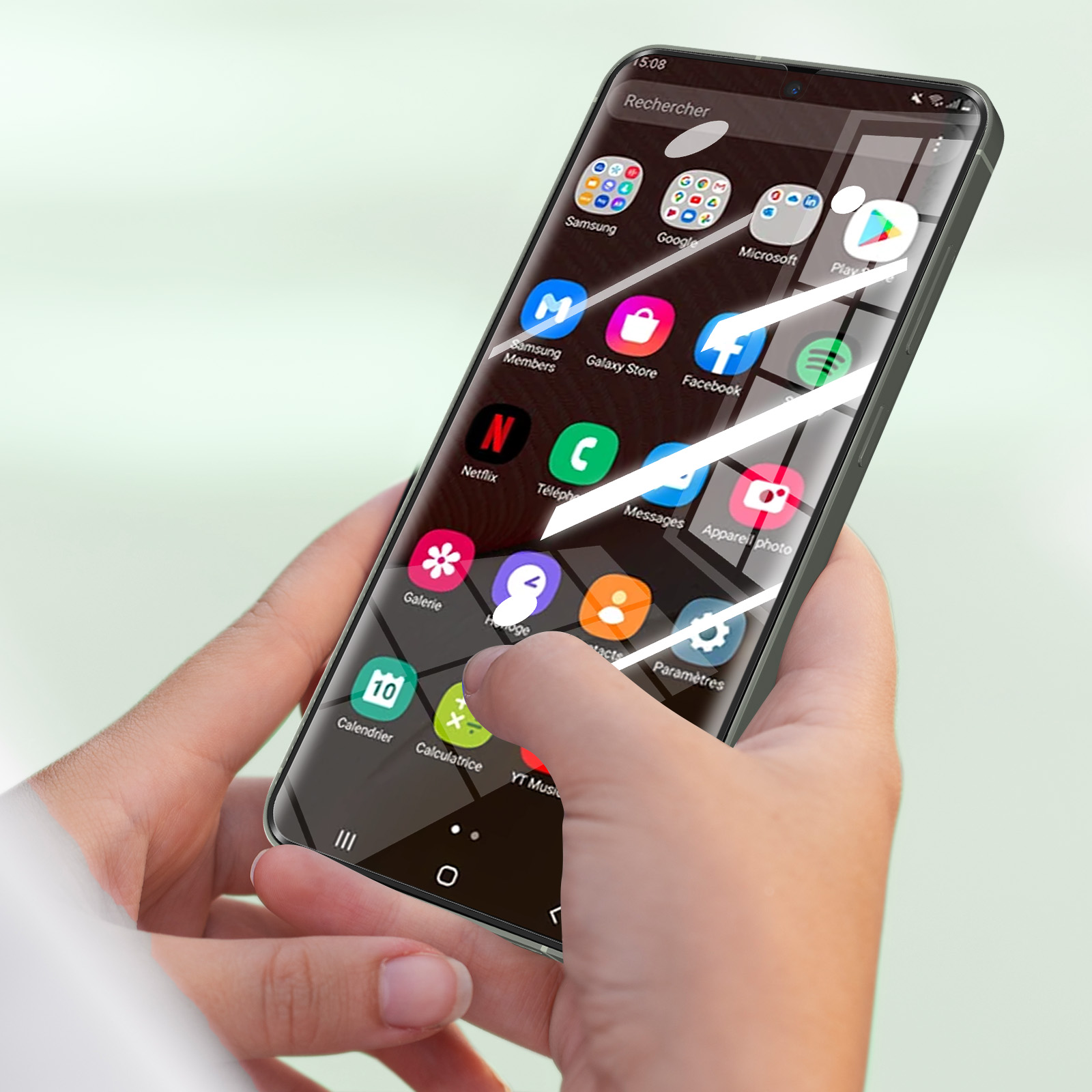 Mani che tengono un telefono che mostra icone di app su uno schermo.