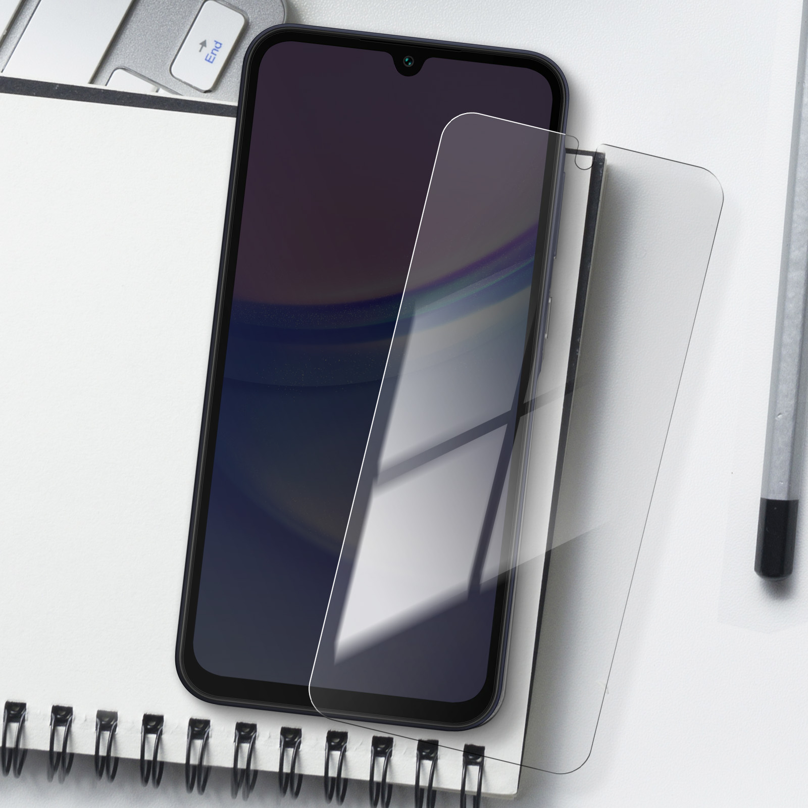 Telefono con protezione schermo applicata, su una scrivania.