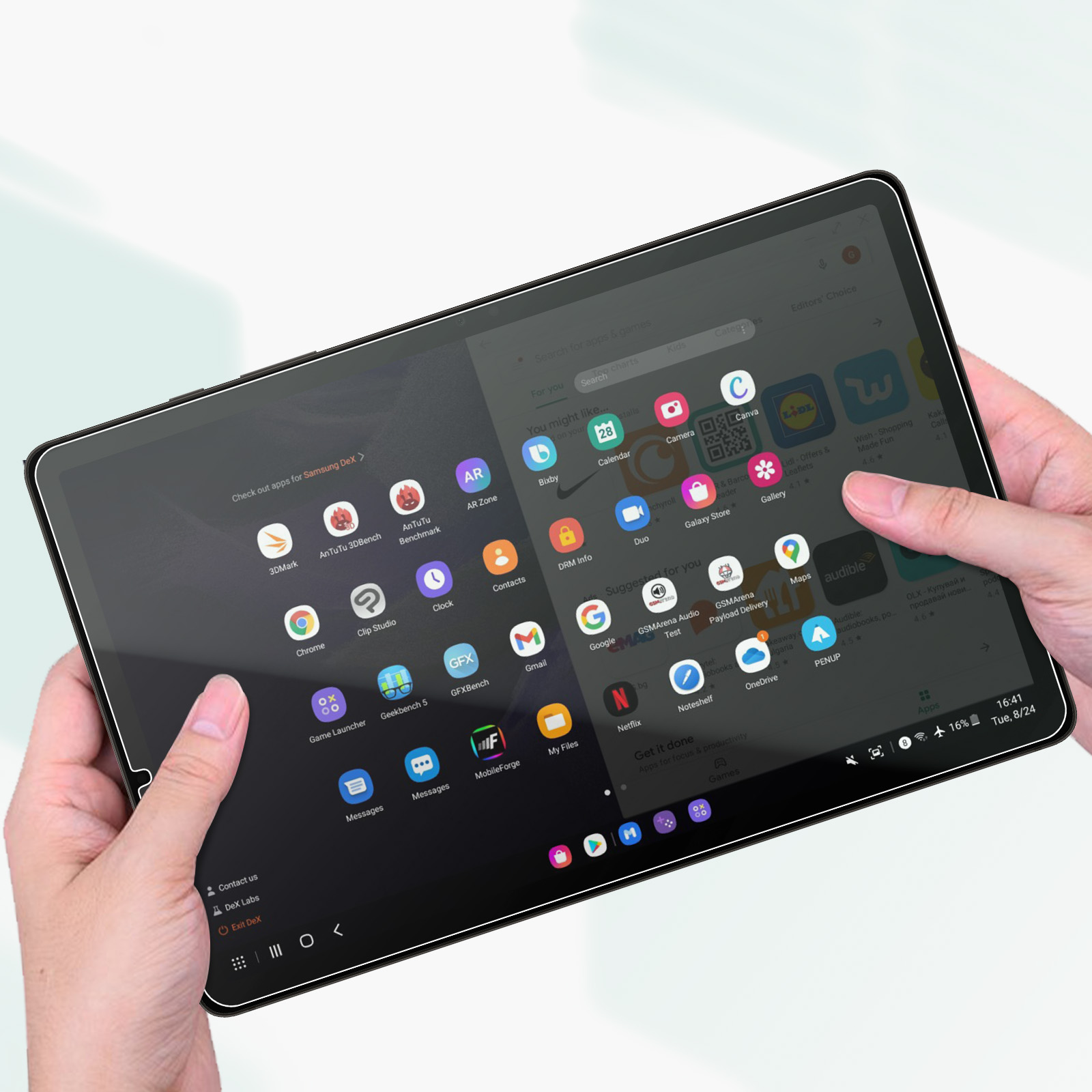 Een tablet met apps op het scherm, vastgehouden door handen.