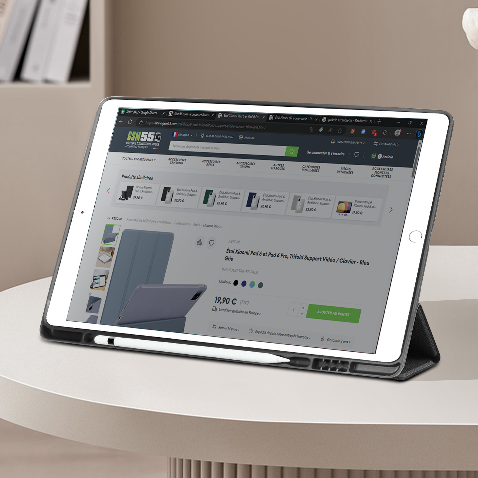 Tablet su un tavolo con un sito web visualizzato. La custodia è nera, c'è una penna bianca.