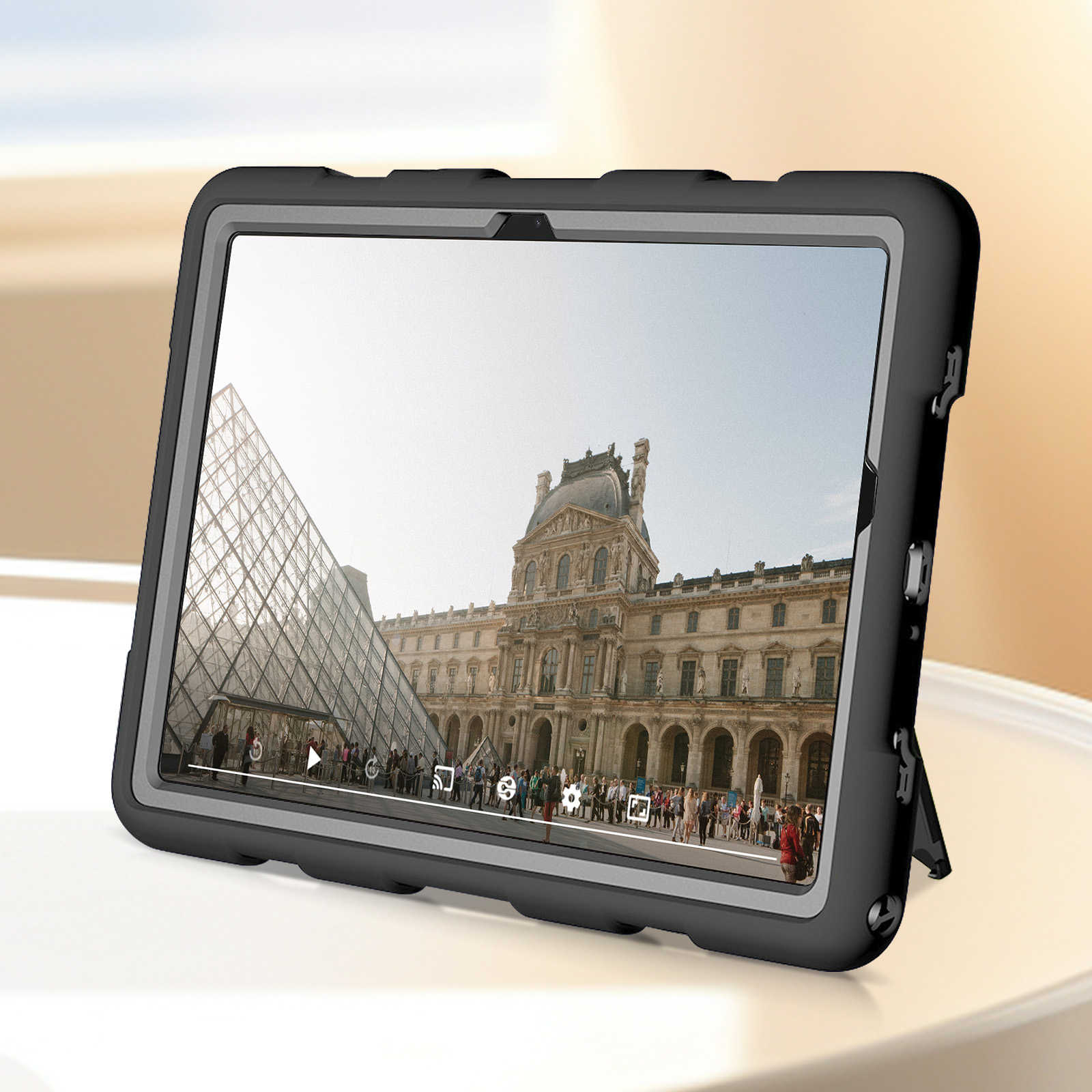 Tablet in schwarzem Case zeigt Video. Die Szene ist vom Louvre-Museum.