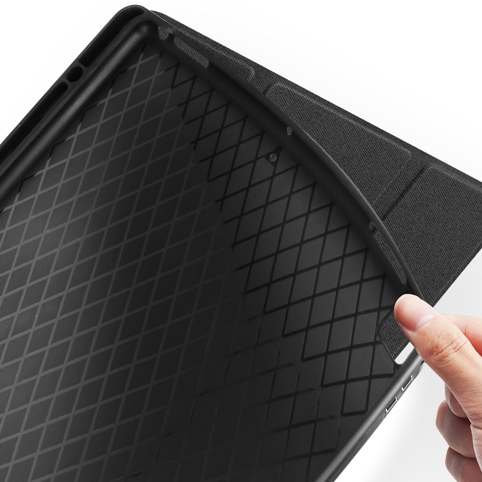 Interno della custodia del tablet nero con una trama a motivo di diamante. Una mano tocca la custodia.