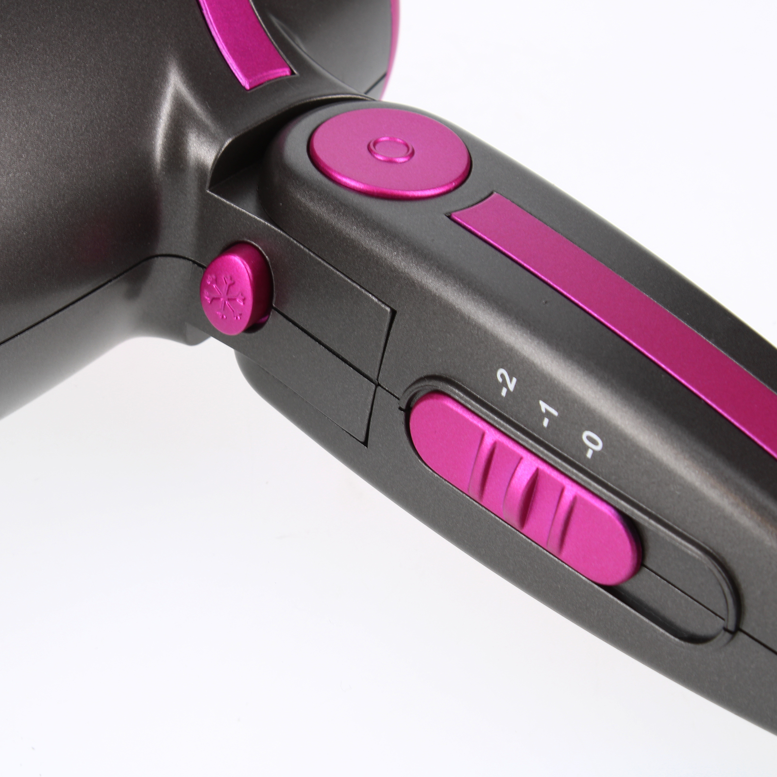 Haartrockner mit rosa Akzenten und Knöpfen, Nahaufnahme auf Weiß.