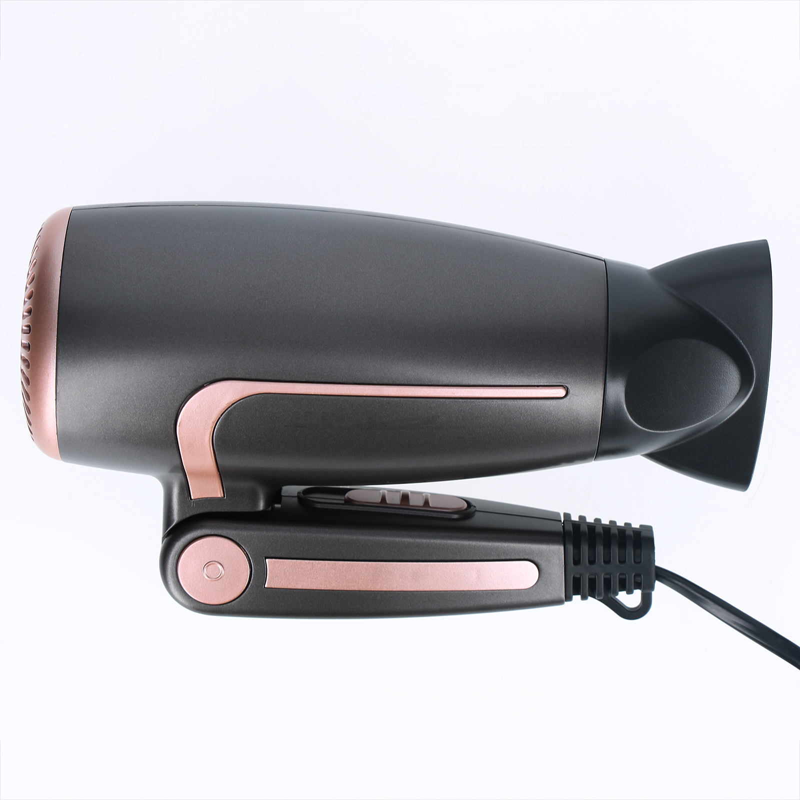 Ein Haartrockner mit dunkelgrauem Gehäuse und roségoldfarbenen Akzenten, von der Seite gesehen, auf Weiß.