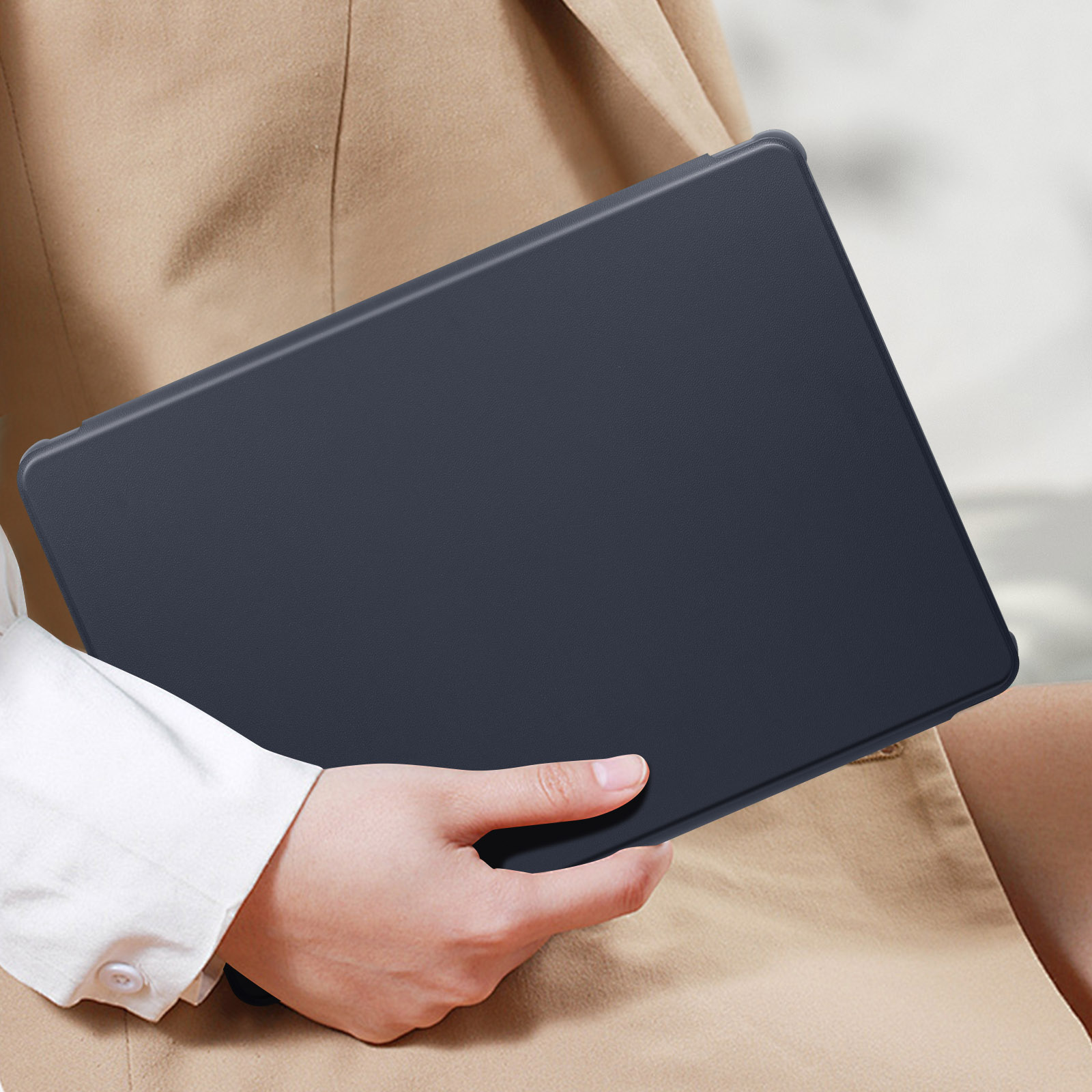Una persona che tiene una custodia per tablet blu scuro chiusa.