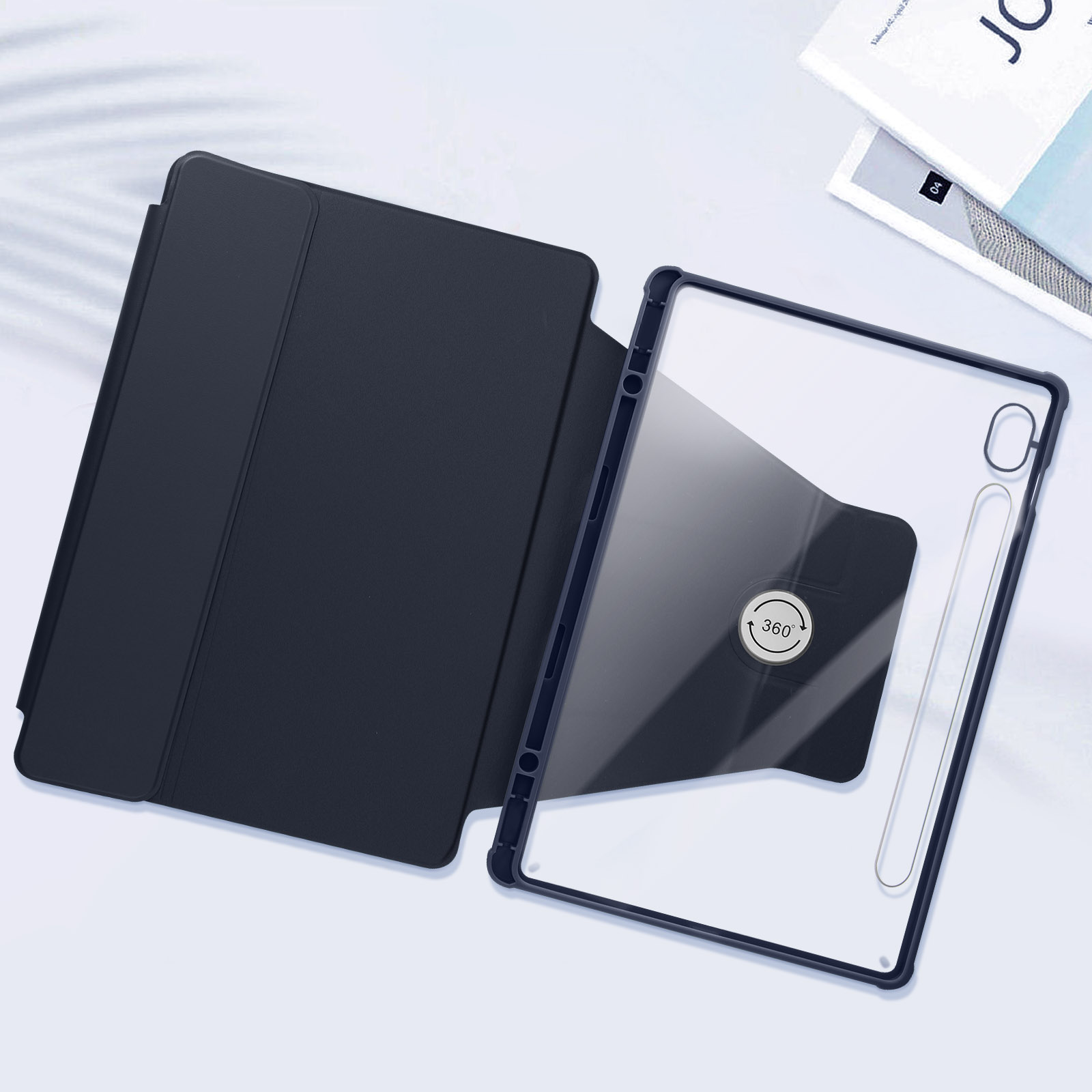 Custodia per tablet blu scuro aperta, mostra il retro trasparente. Superficie bianca.