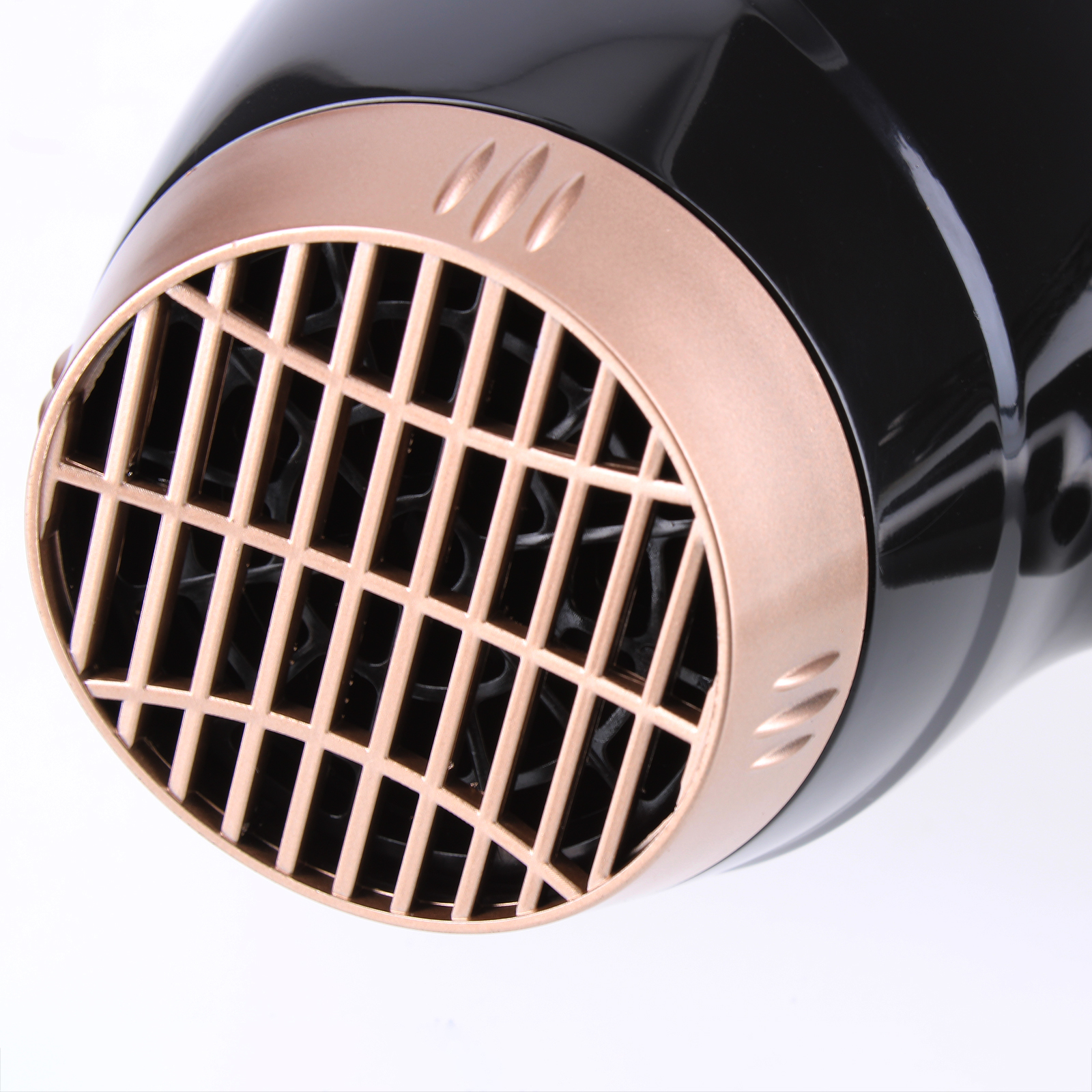 Nahaufnahme des Föhns. Schwarz und Roségold. Gitterdesign.
