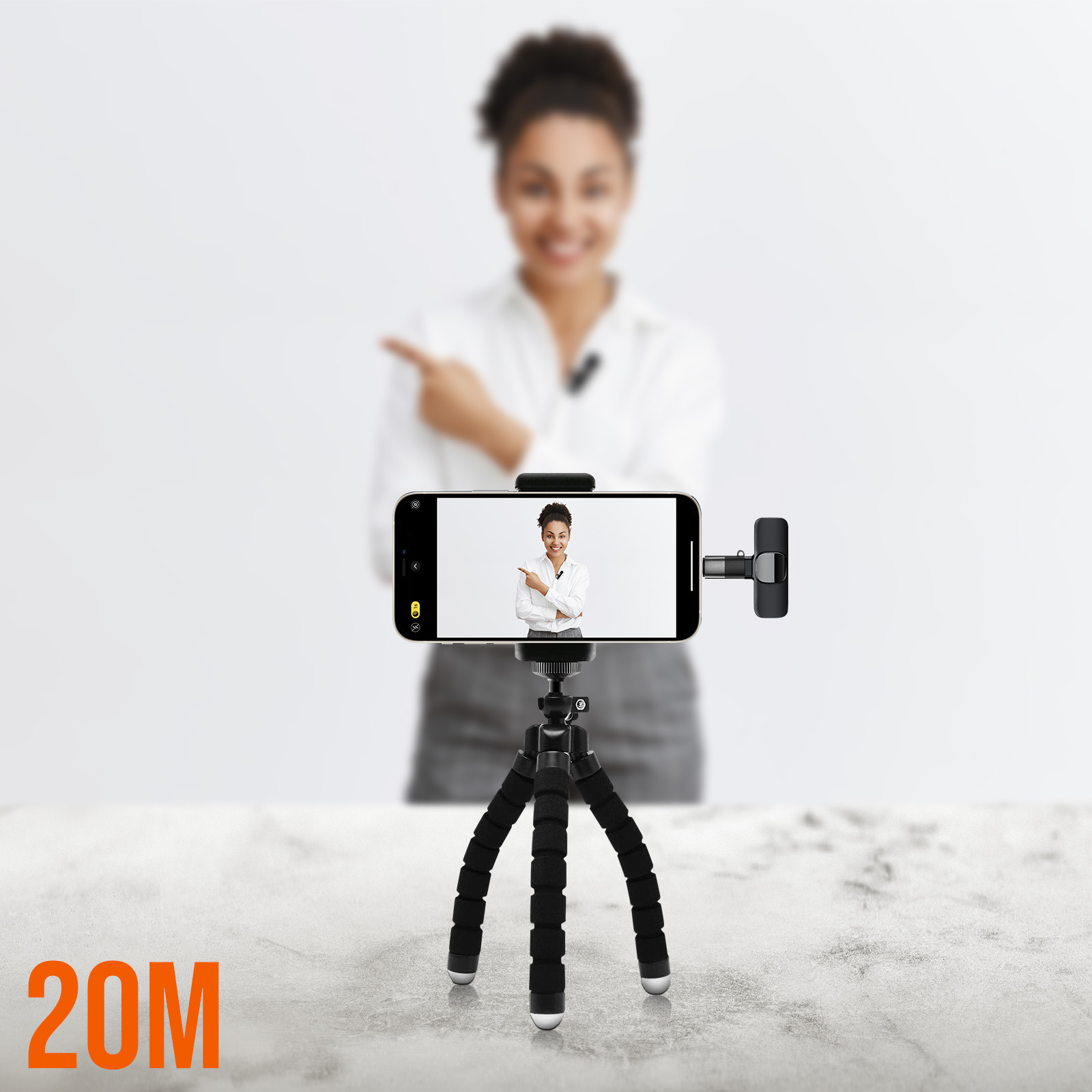 Ein Smartphone ist für Filmaufnahmen auf einem Stativ montiert.