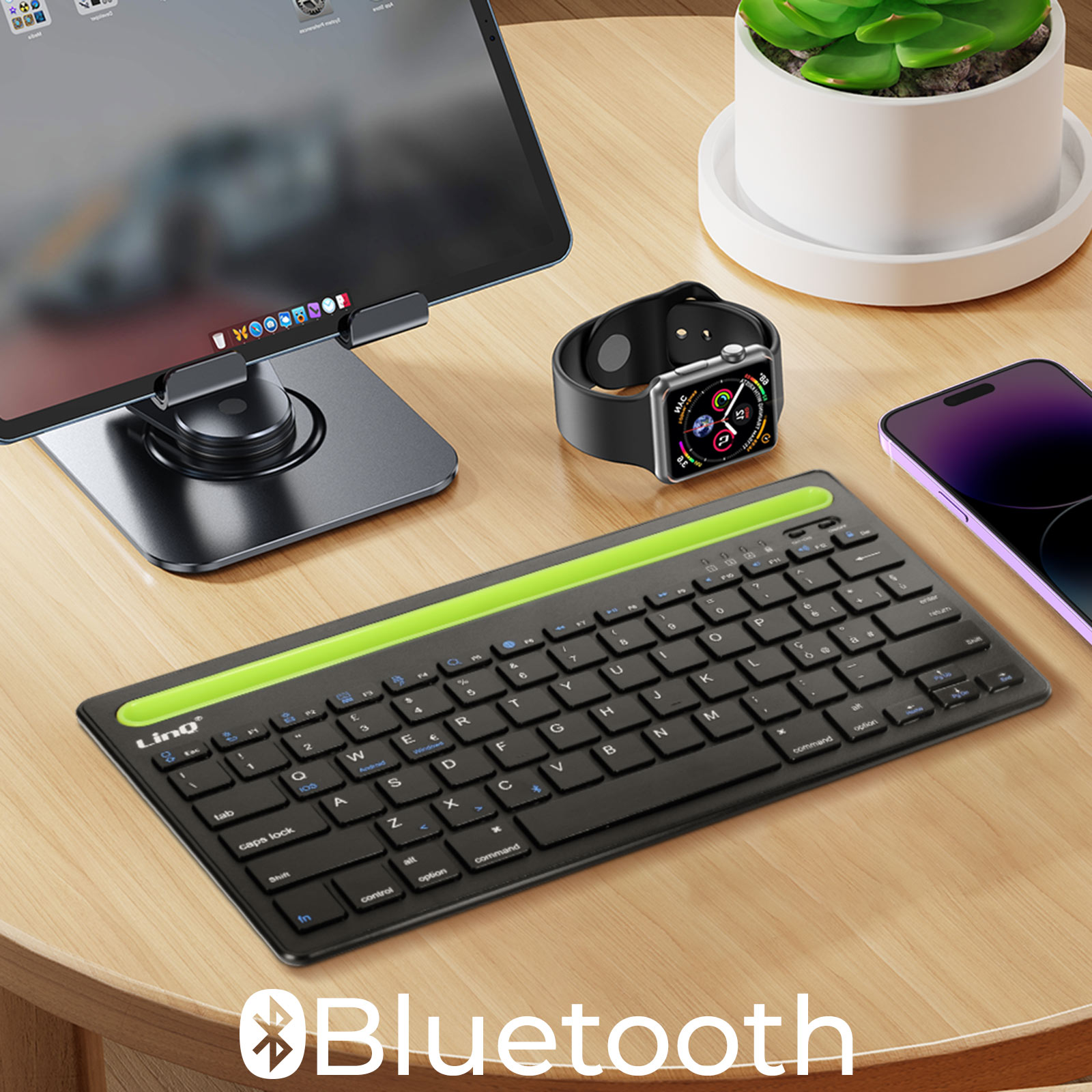 Tastiera, orologio, telefono e tablet su un tavolo di legno. La parola Bluetooth in basso.