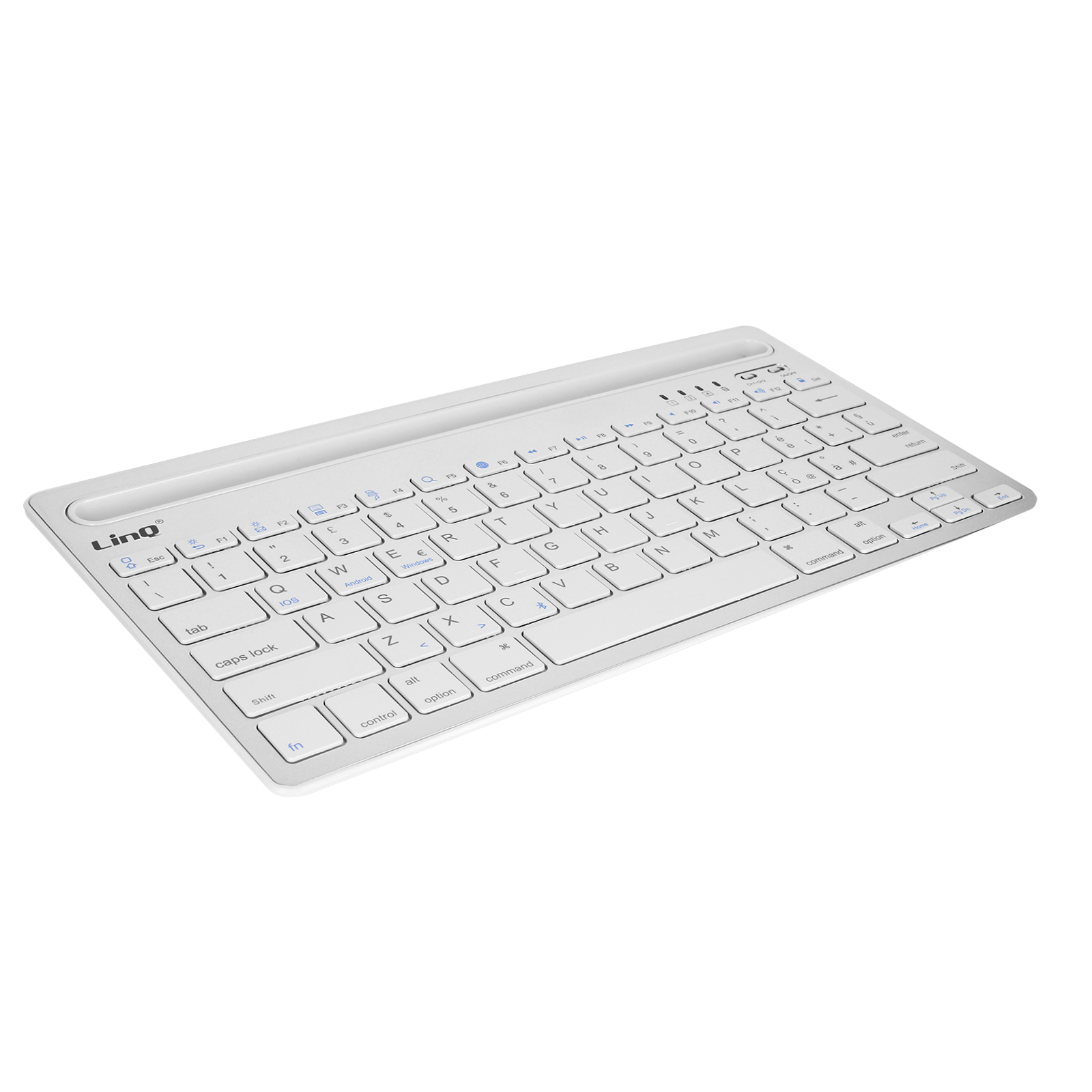 Eine weiße kabellose Tastatur auf einer weißen Oberfläche. Es gibt Tasten und ein Logo.