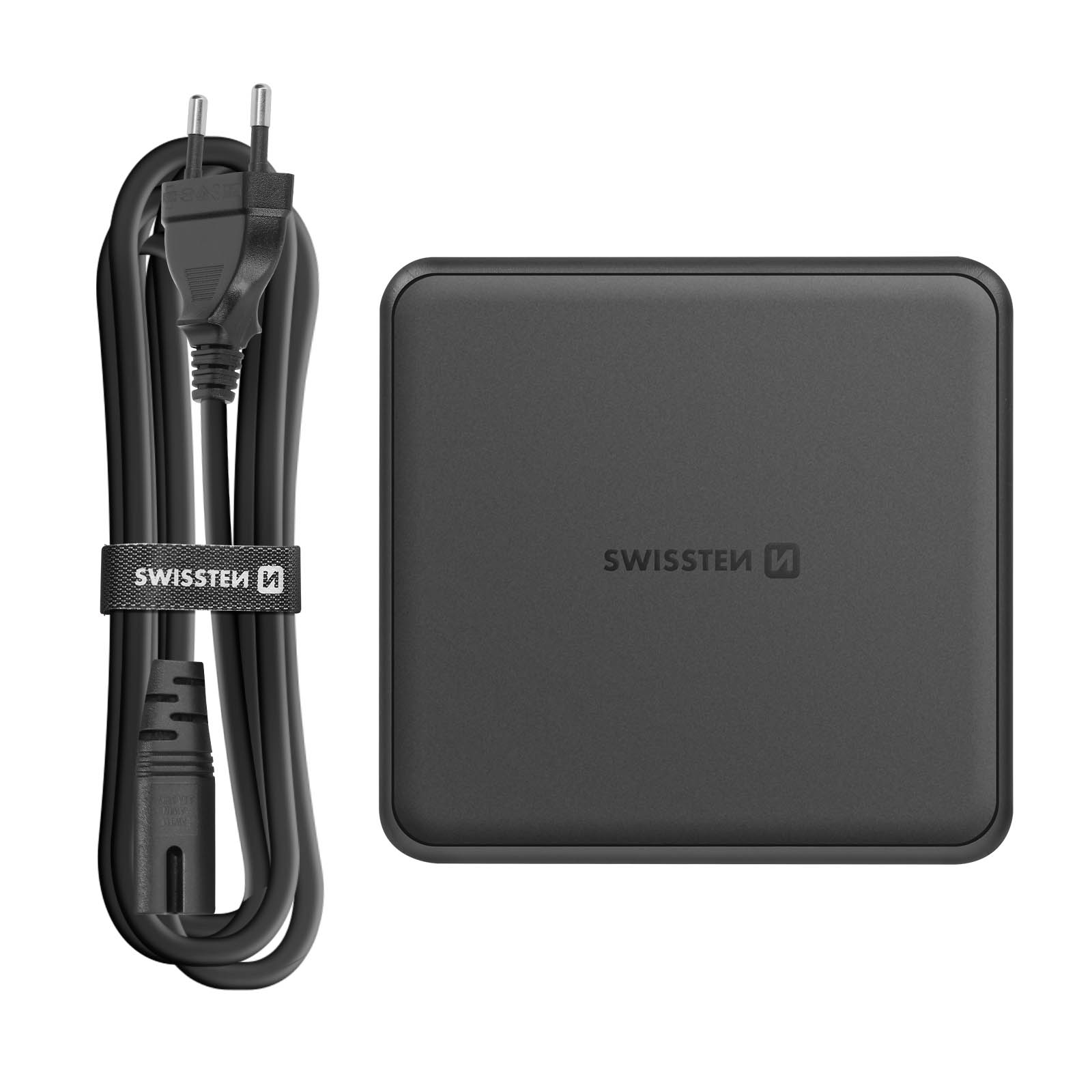Ein schwarzes Netzteil und Netzkabel mit einem Etikett mit der Aufschrift 'SWISSTECH'.