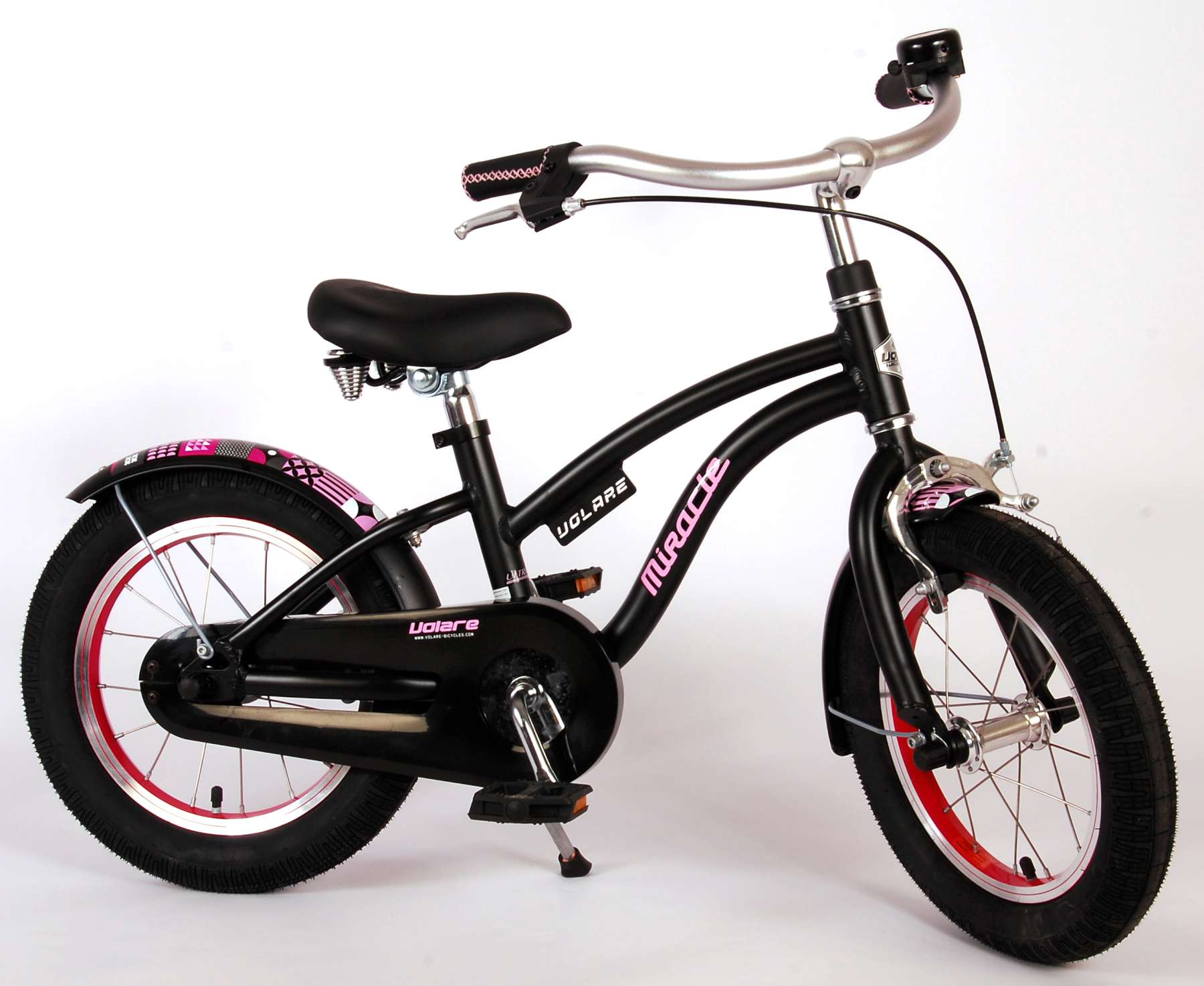 Schwarzes und rosa Kinderfahrrad mit Stützrädern. Weißer Hintergrund.