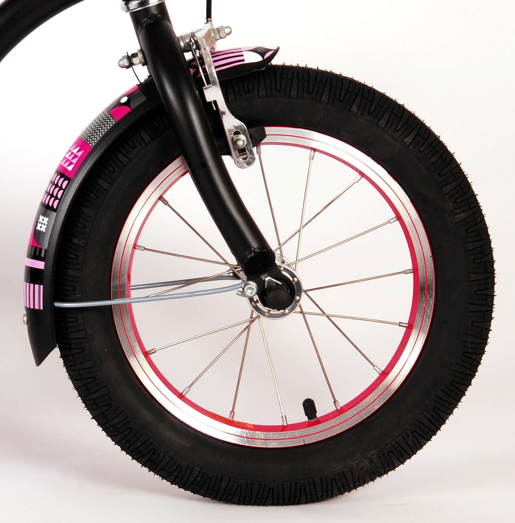 Vorderrad eines Kinderfahrrads. Es ist schwarz mit einem rosa Felgen und rosa-schwarzen Schutzblechen.