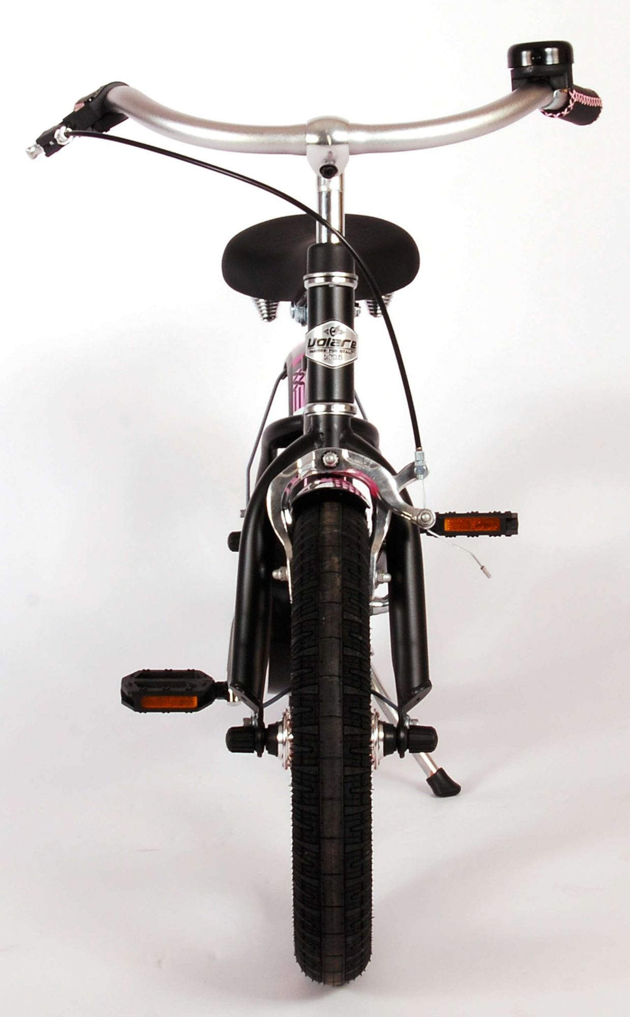 Schwarzes Fahrrad, Frontansicht. Silberner Lenker, schwarzer Sitz und Reifen. Pedale und eine Klingel sind sichtbar.