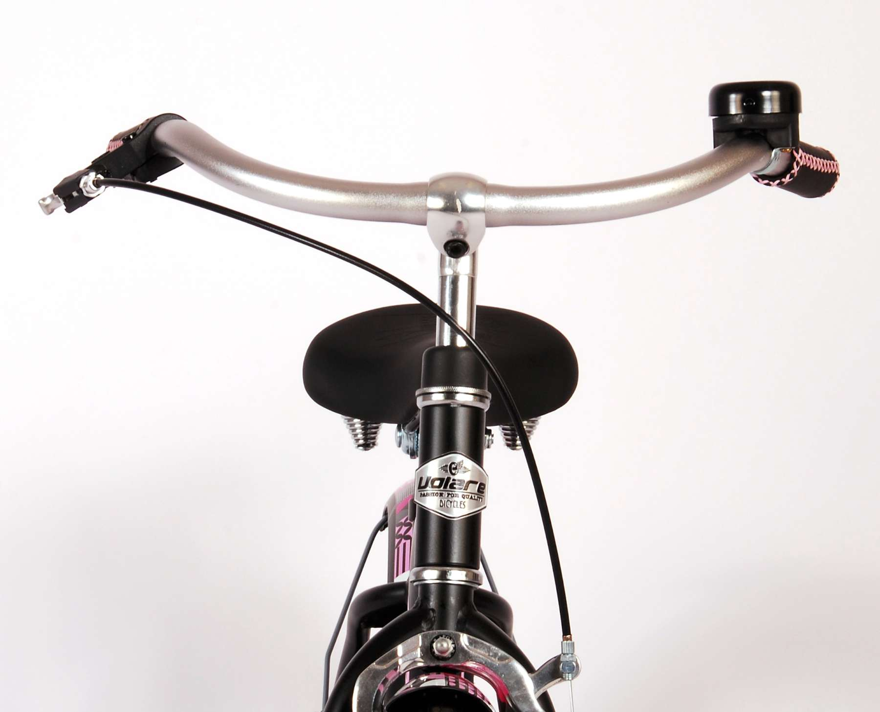 Nahaufnahme eines Fahrradlenkers, schwarzem Sitz und Gabel. Der Hintergrund ist weiß.