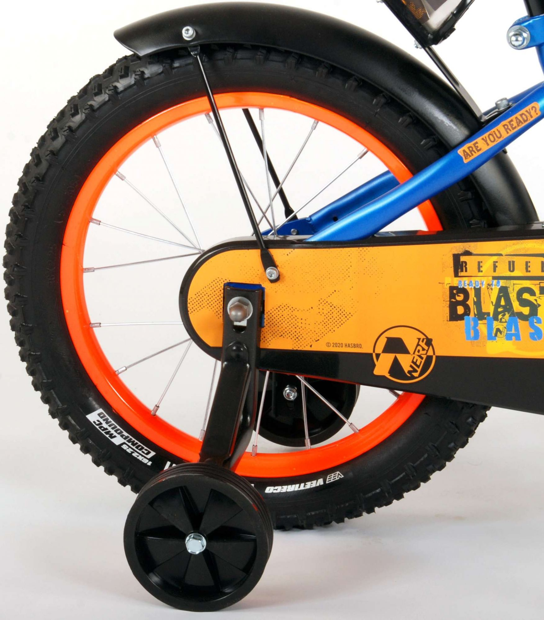 Nahaufnahme eines Kinderfahrradrads mit Stützrädern. Orange und schwarze Farben.