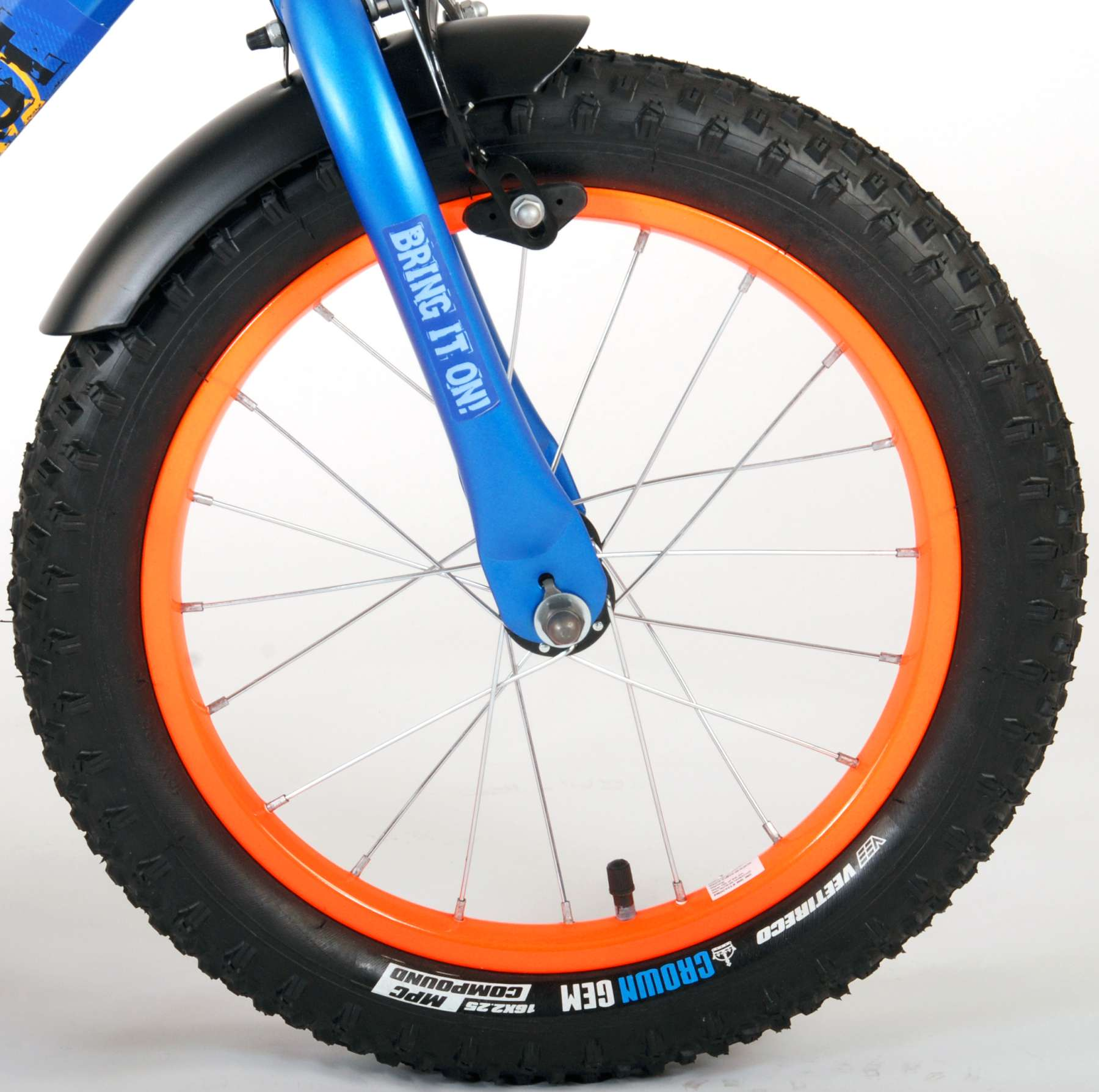 Ein Fahrradrad mit orangefarbener Felge, schwarzem Reifen und blauer Gabel.
