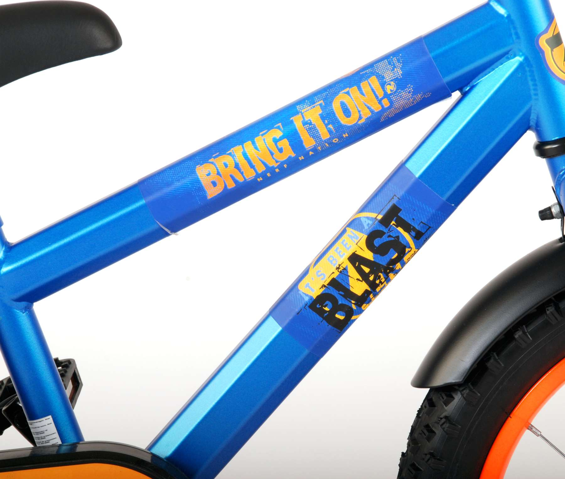 Nahaufnahme eines blauen Fahrradrahmens mit orangefarbenen und schwarzen Details und den Worten 'BRING IT ON!'.