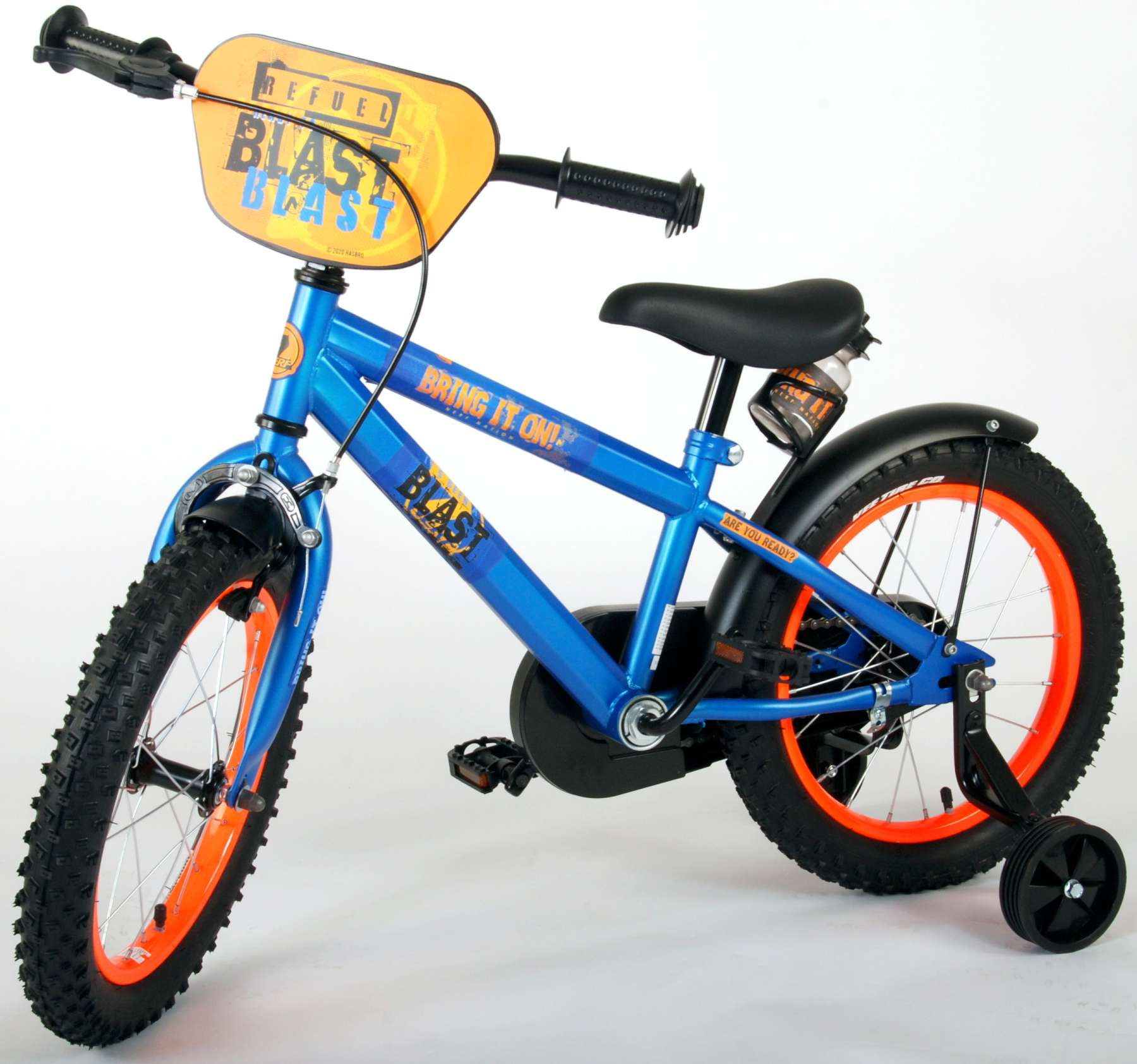 Blaues Fahrrad mit Stützrädern, orangefarbenen Rädern und einem Schild mit der Aufschrift 'BRING IT ON!'
