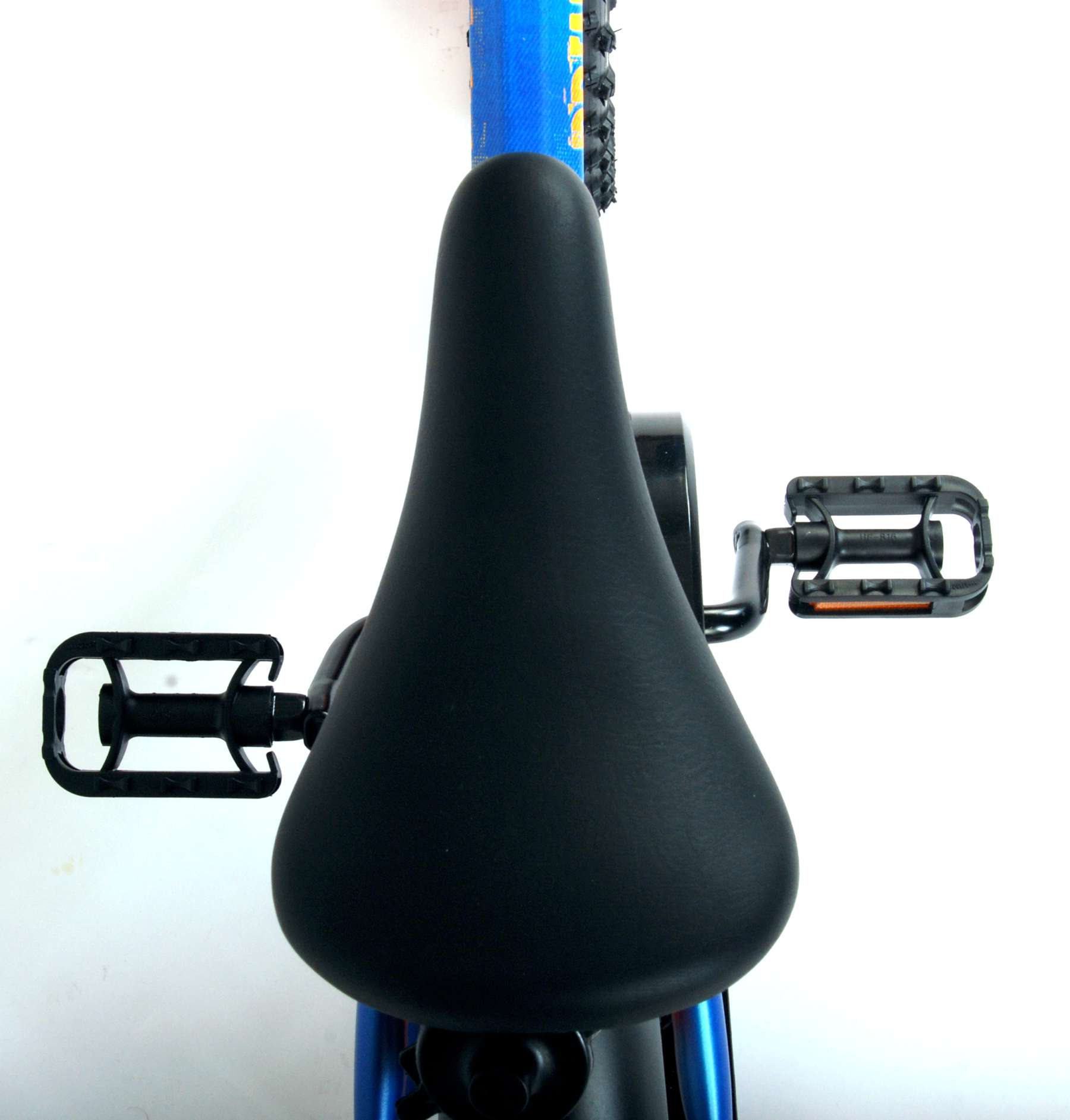 Fahrradsattel und Pedale, schwarz und blau, Nahaufnahme, weißer Hintergrund.