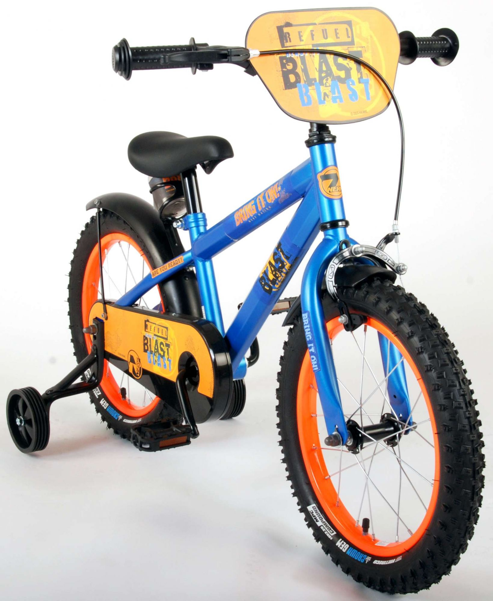 Blaues und orangefarbenes Kinderfahrrad. Stützräder und Lenker. Das Wort 'BLAST' ist sichtbar.