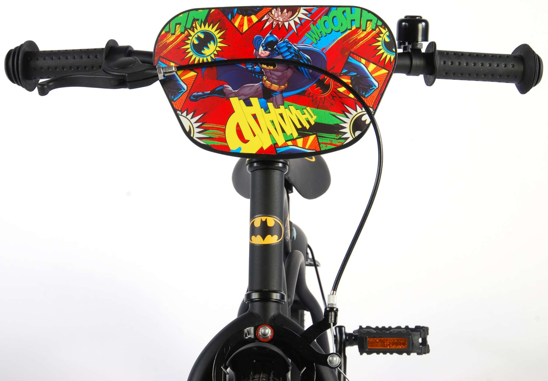 Ein Batman-Fahrrad für Kinder von vorne, mit Batman-Lenkerabdeckung.