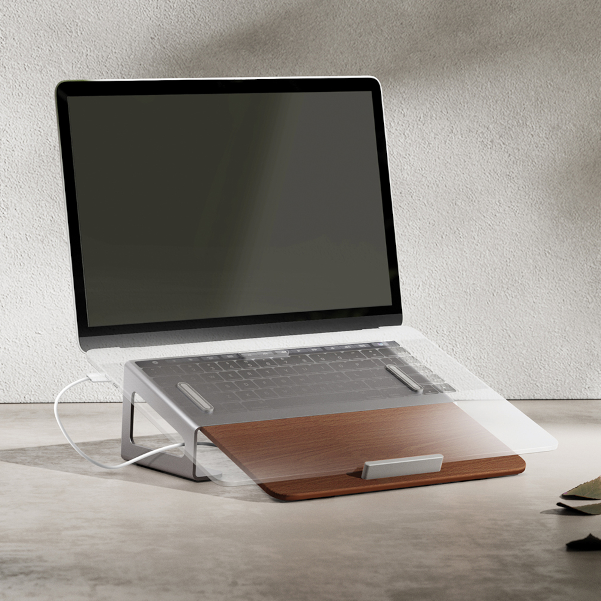 Laptop auf einem Ständer mit Holzsockel und klarer Kunststoffoberseite, auf einem Schreibtisch.