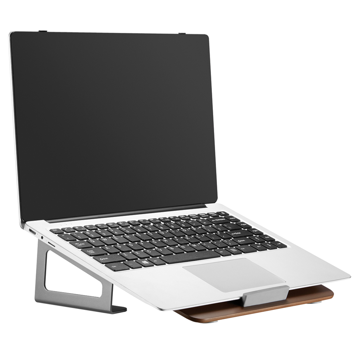 Ein Laptop auf einem silbernen Ständer mit einer Holzplattform. Der Bildschirm ist geöffnet.