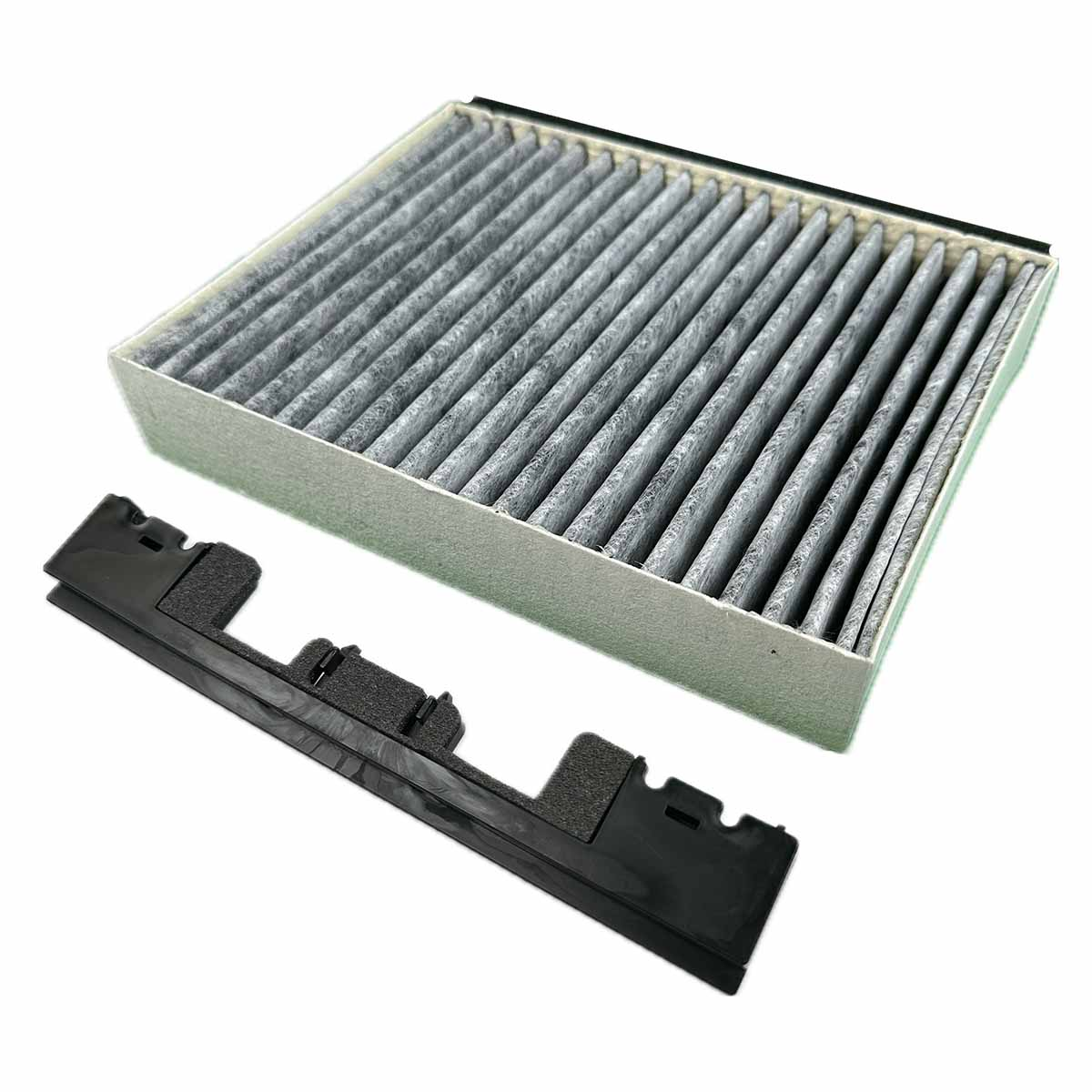 Luftfilter für ein Auto mit grauem Filtermaterial und schwarzem Rahmen.