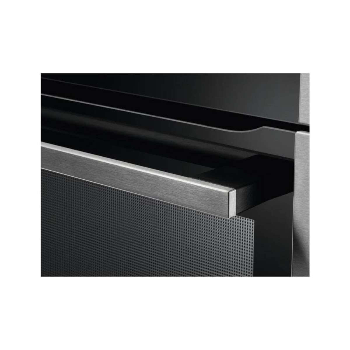 Primer plano del cajón del horno, mostrando un asa de acero inoxidable y un interior negro.