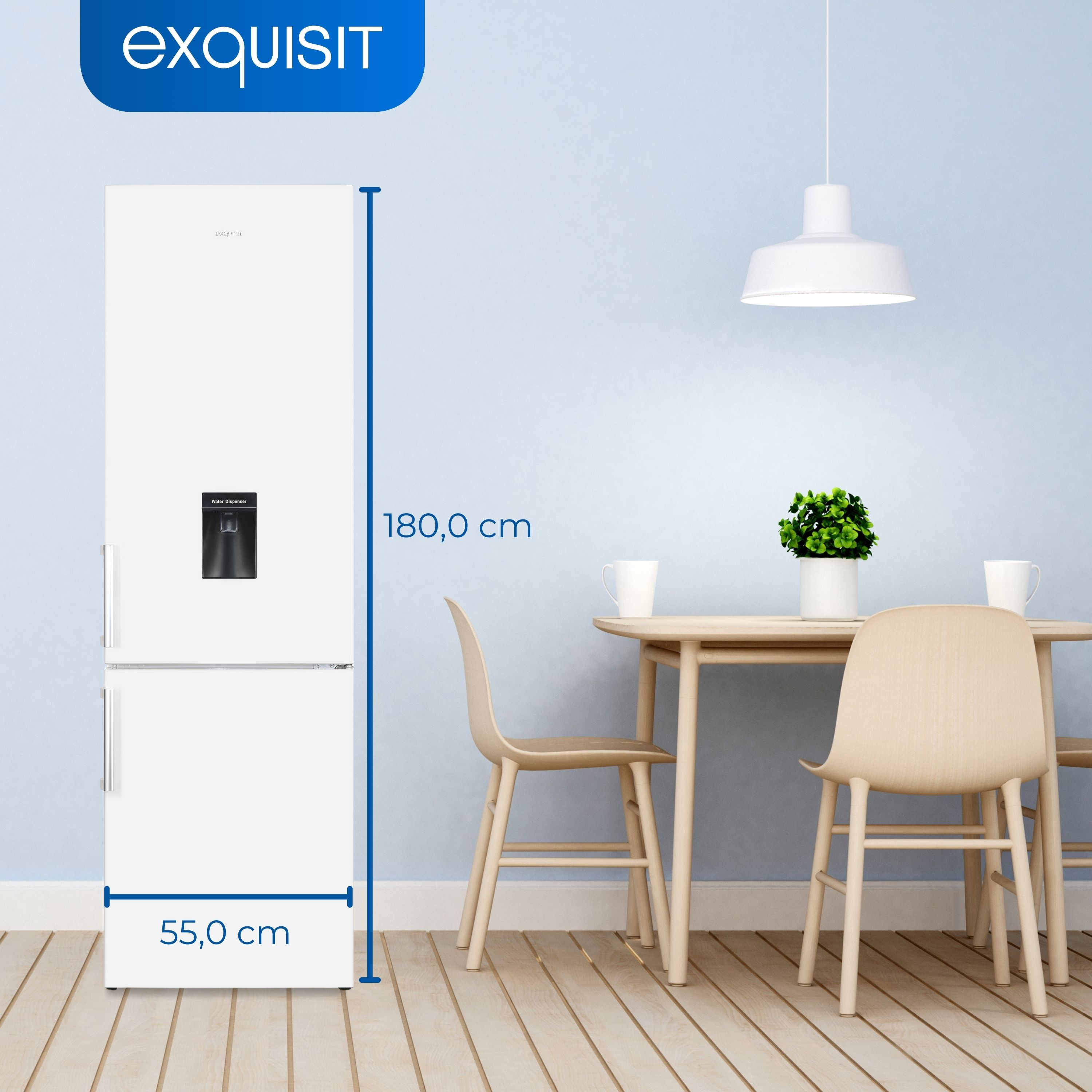 Weißer Kühlschrank mit zwei Türen, schwarzer Spender, gemessen. Esstisch und Stühle im Hintergrund.