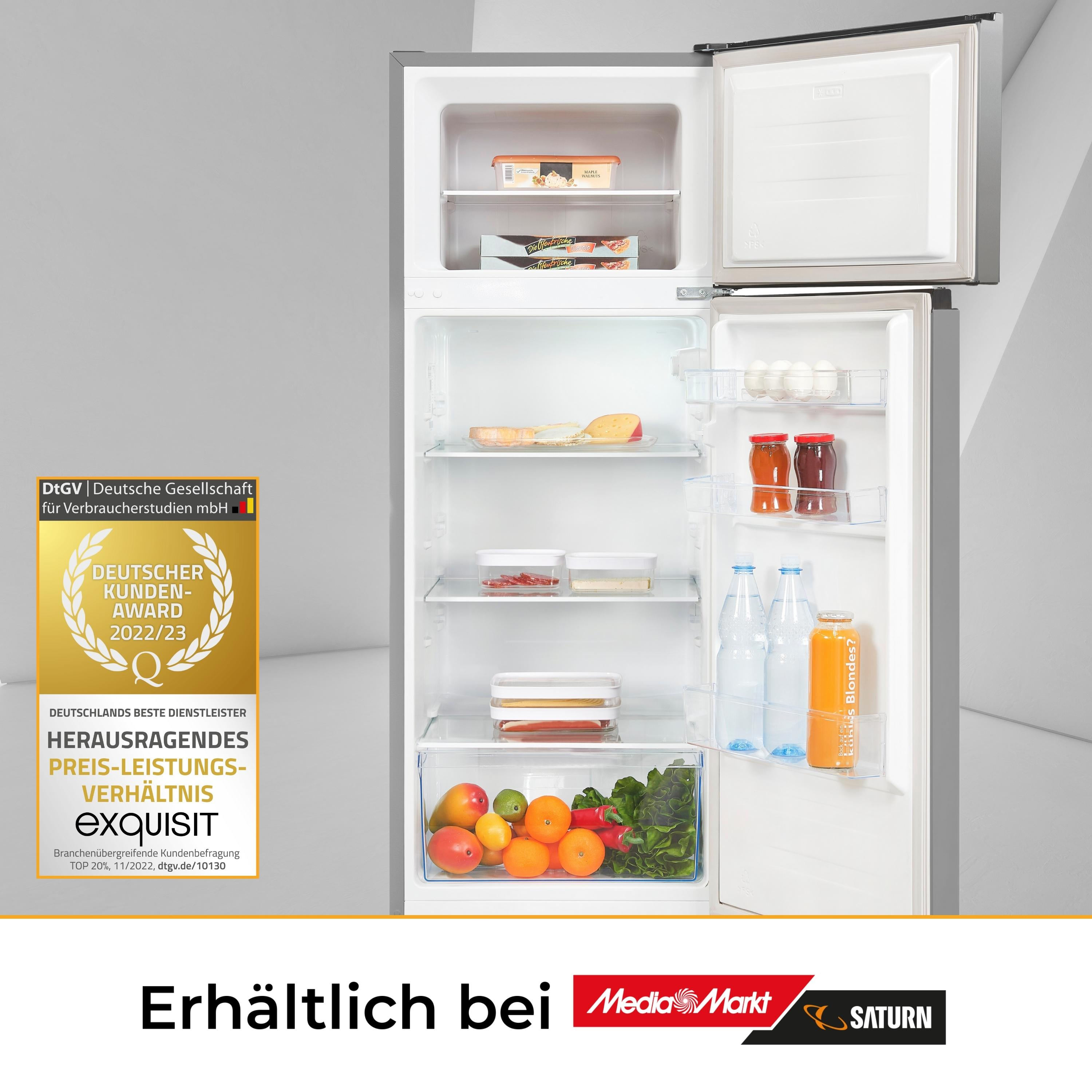Kühlschrank mit offener Tür, Essen im Inneren. Auszeichnungen und Logos an der Seite.