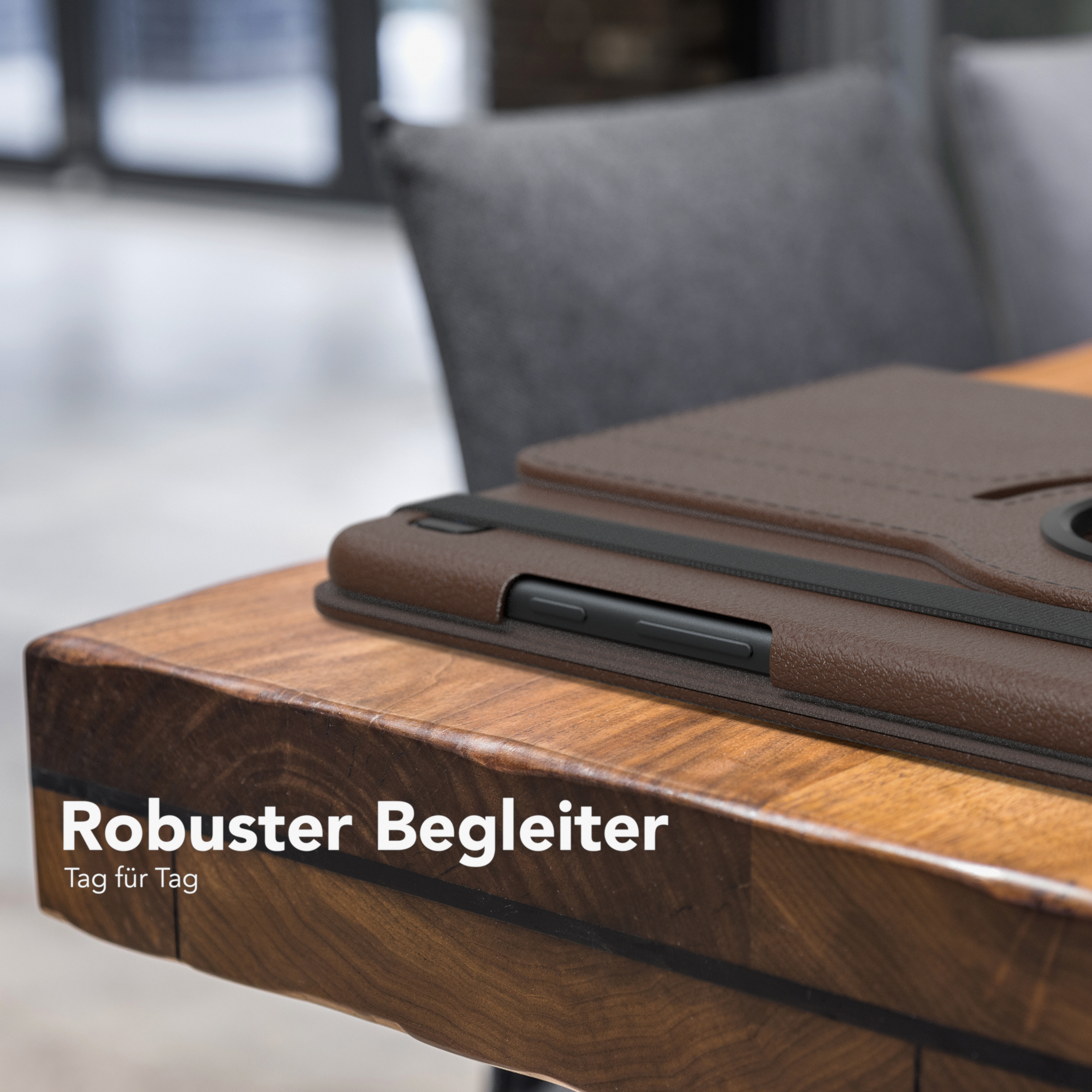 Braune Handyhülle auf Holztisch mit Text „Robuster Begleiter“.